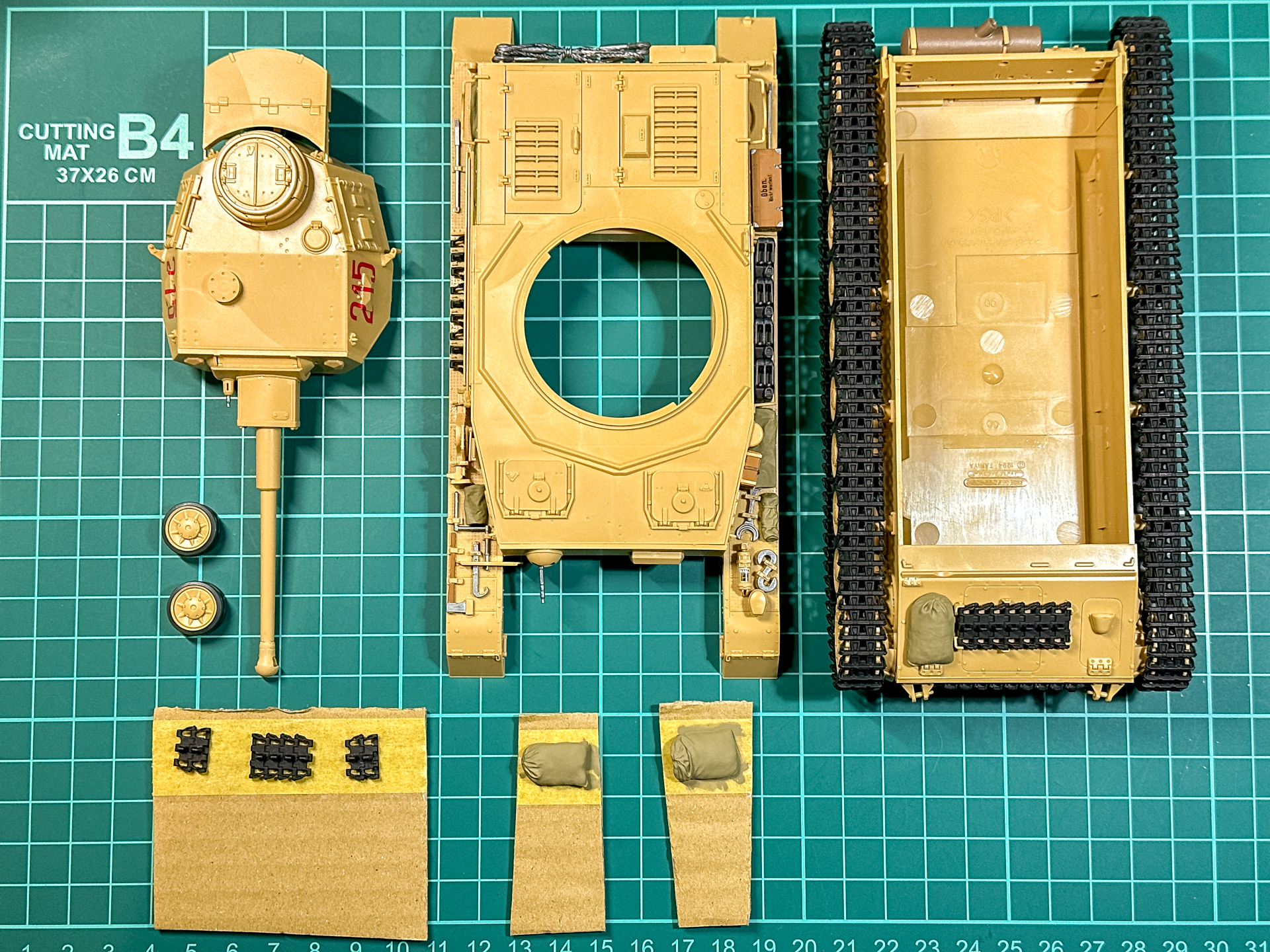 トップコート前のキット。可能な限り組み立てを行なうことで効率的に作業が進みます。