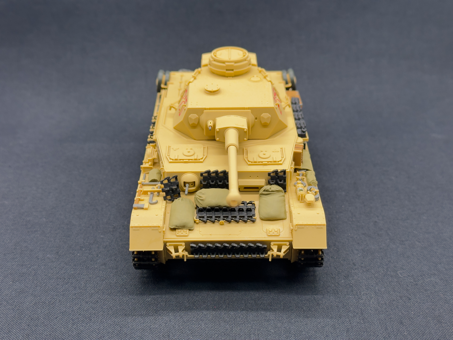 塗装後の正面。予備履帯と布袋がアクセントカラーになっています。