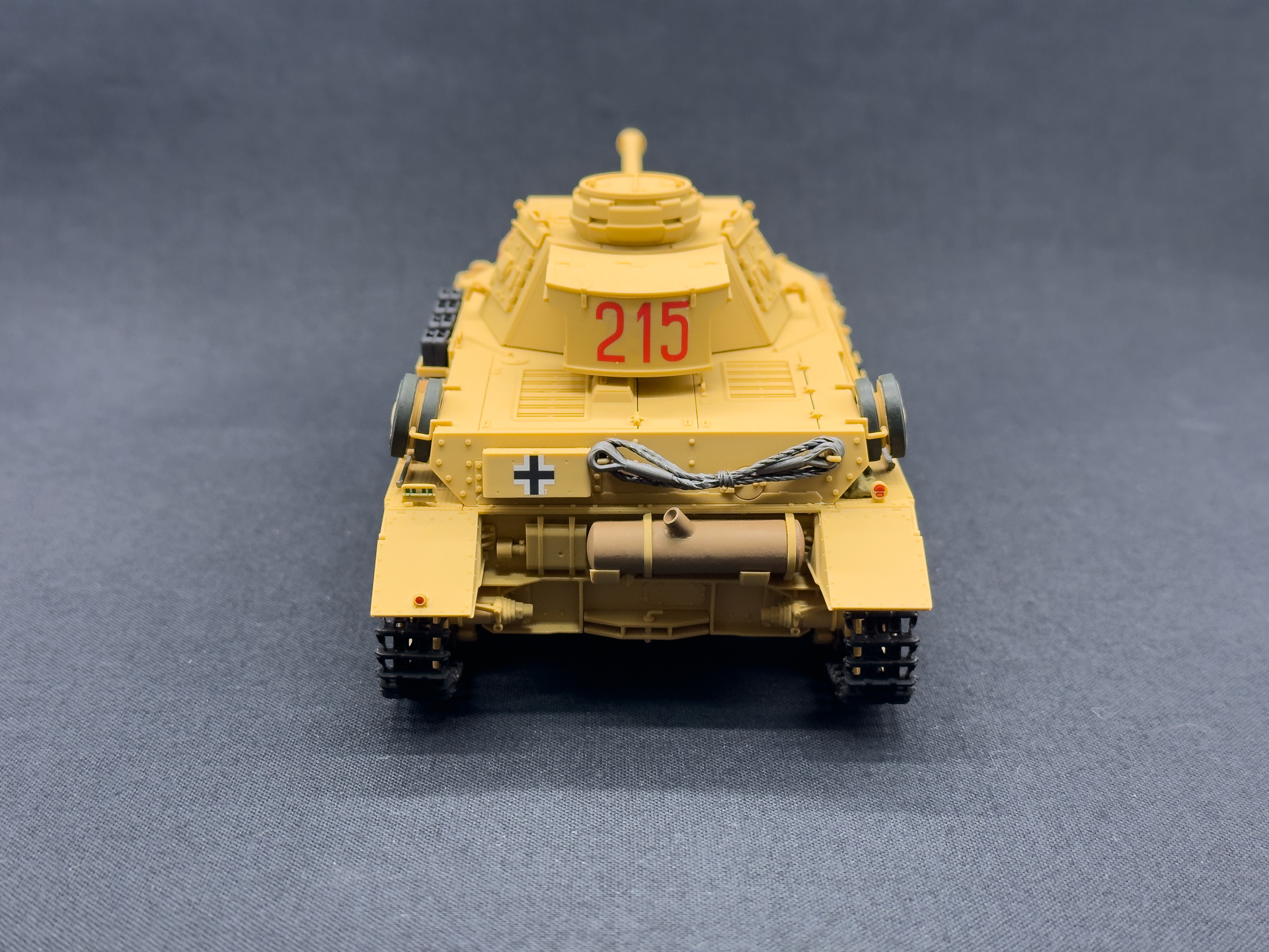 塗装後の背面。尾灯も塗分けることで印象が変わります。