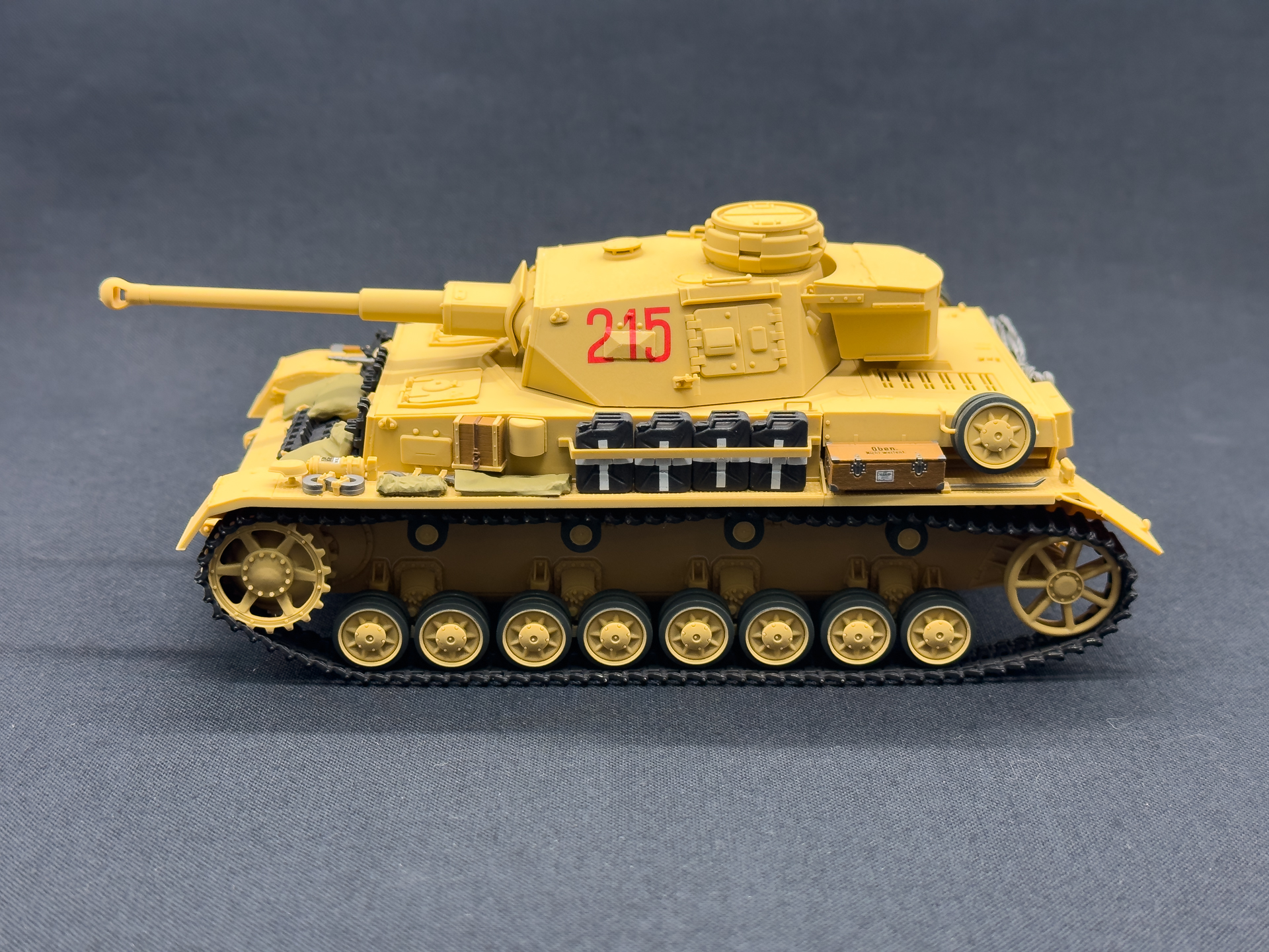 塗装後の側面。ジェリ缶やOVMなど細かいパーツが目を引きます。