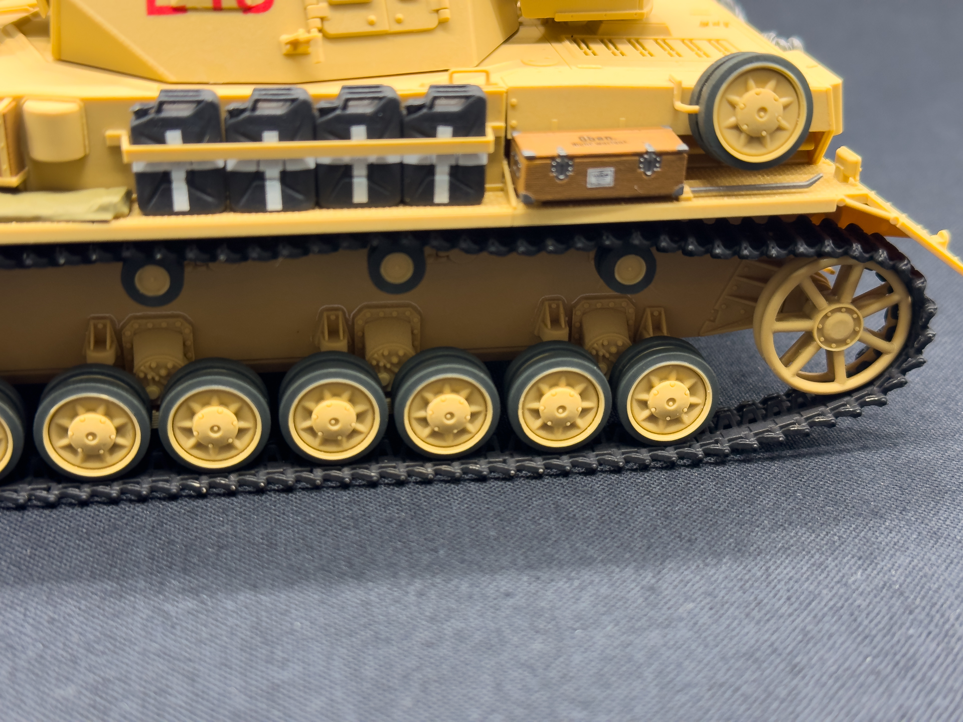 履帯のアップ。履帯と転輪のゴム部分を色分けすることで完成後に素材の違いを楽しむことができます。