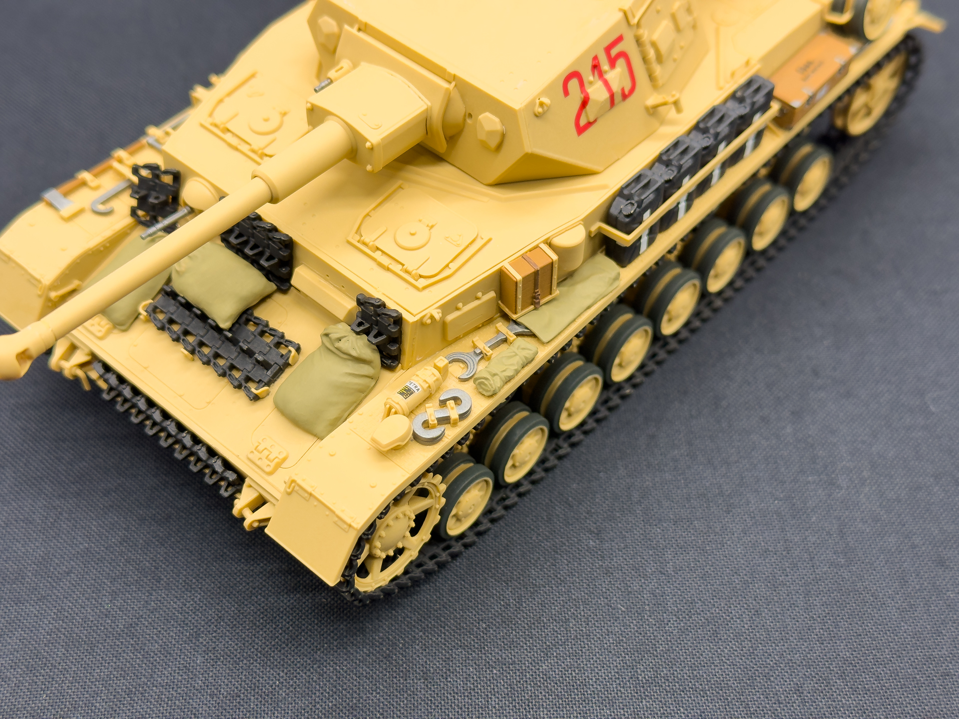 OVMのアップ。整頓されつつもゴチャゴチャした物品の配置が戦車の魅力です。