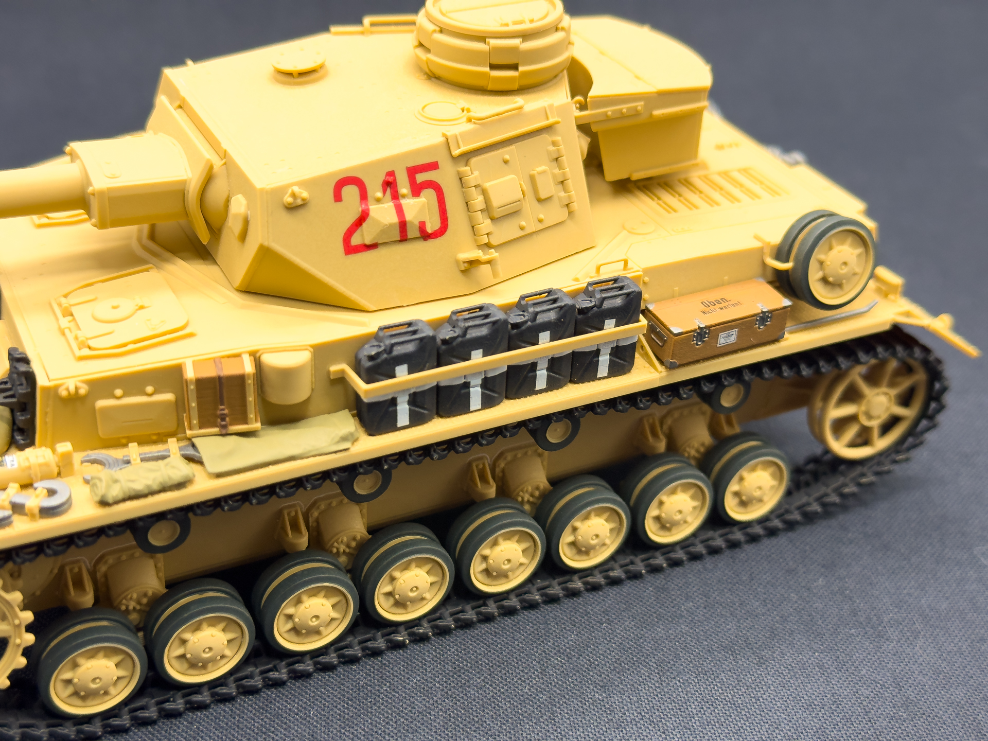 ジェリ缶のアップ。缶の白ラインはデカールによる色分けとなっています。