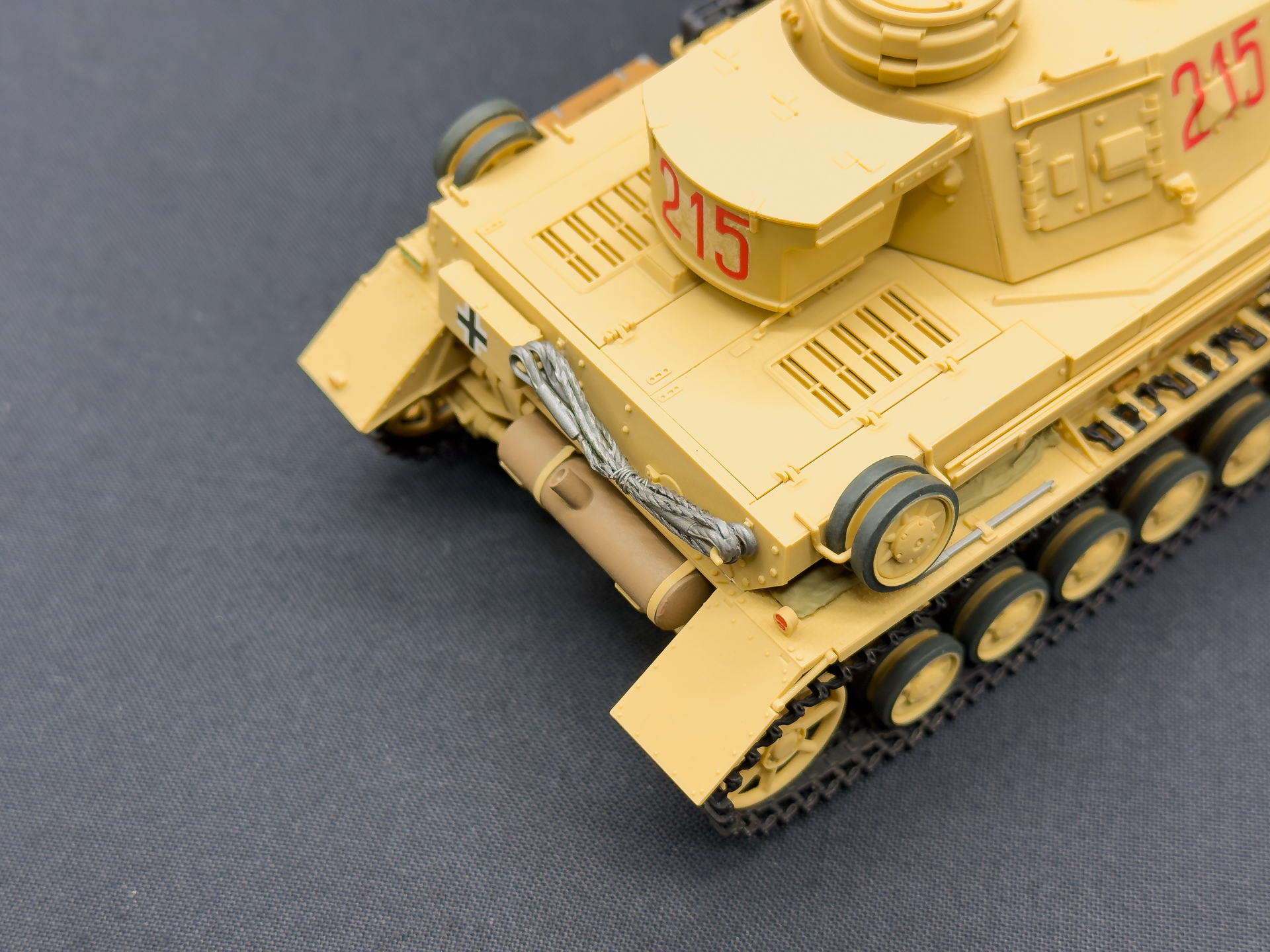 背面のアップ。ワイヤーはナイロン紐に瞬間接着剤を浸み込ませることで表面を硬化させ、形状の固定と塗装を可能としています。