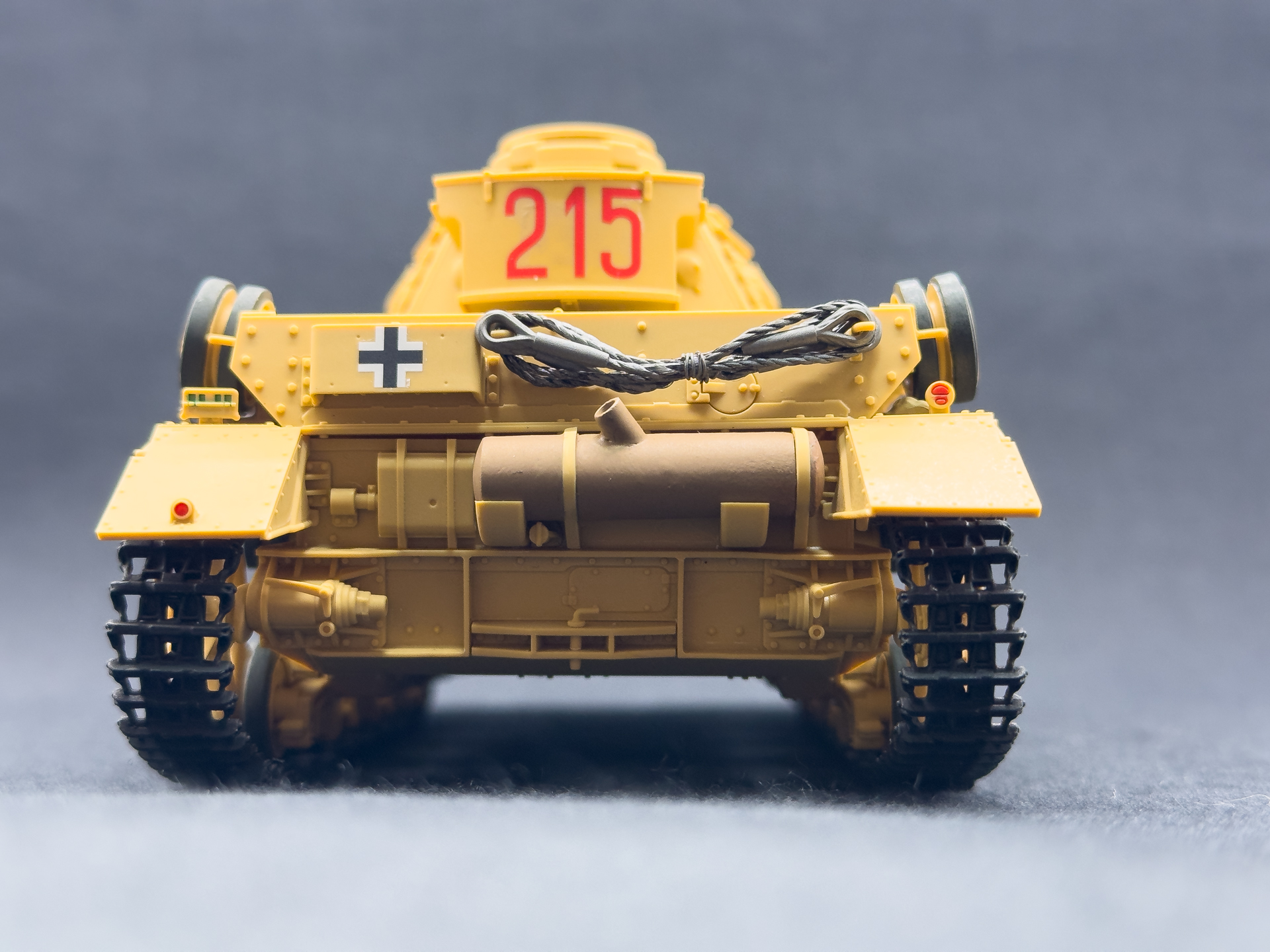 マフラー部分のアップ。金属色と通常色を調色することで金属感が控えめな色調となりました。