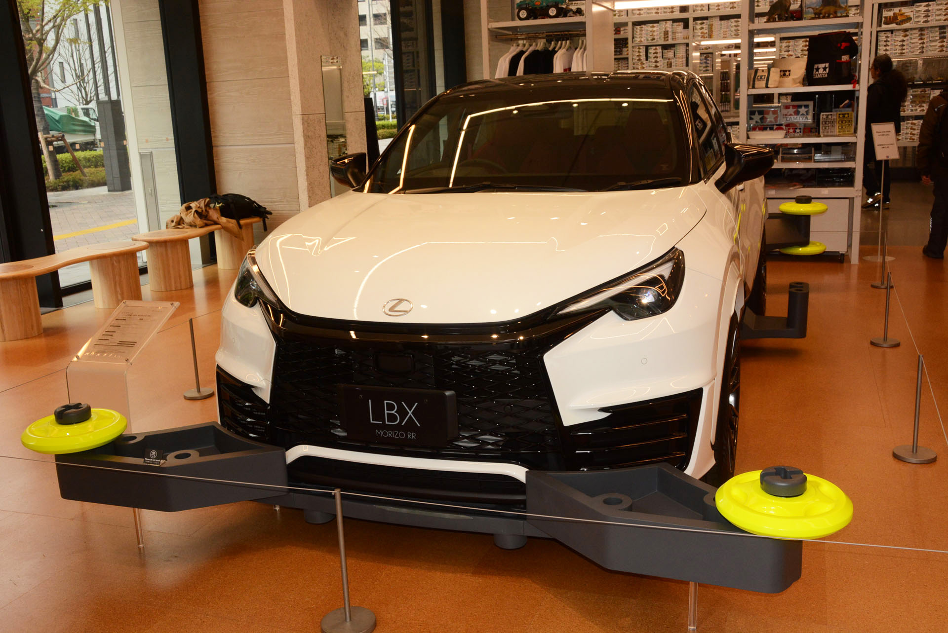 実車にパーツをつけてミニ四駆に！　バンパーやローラーがユニークな雰囲気をもたらす