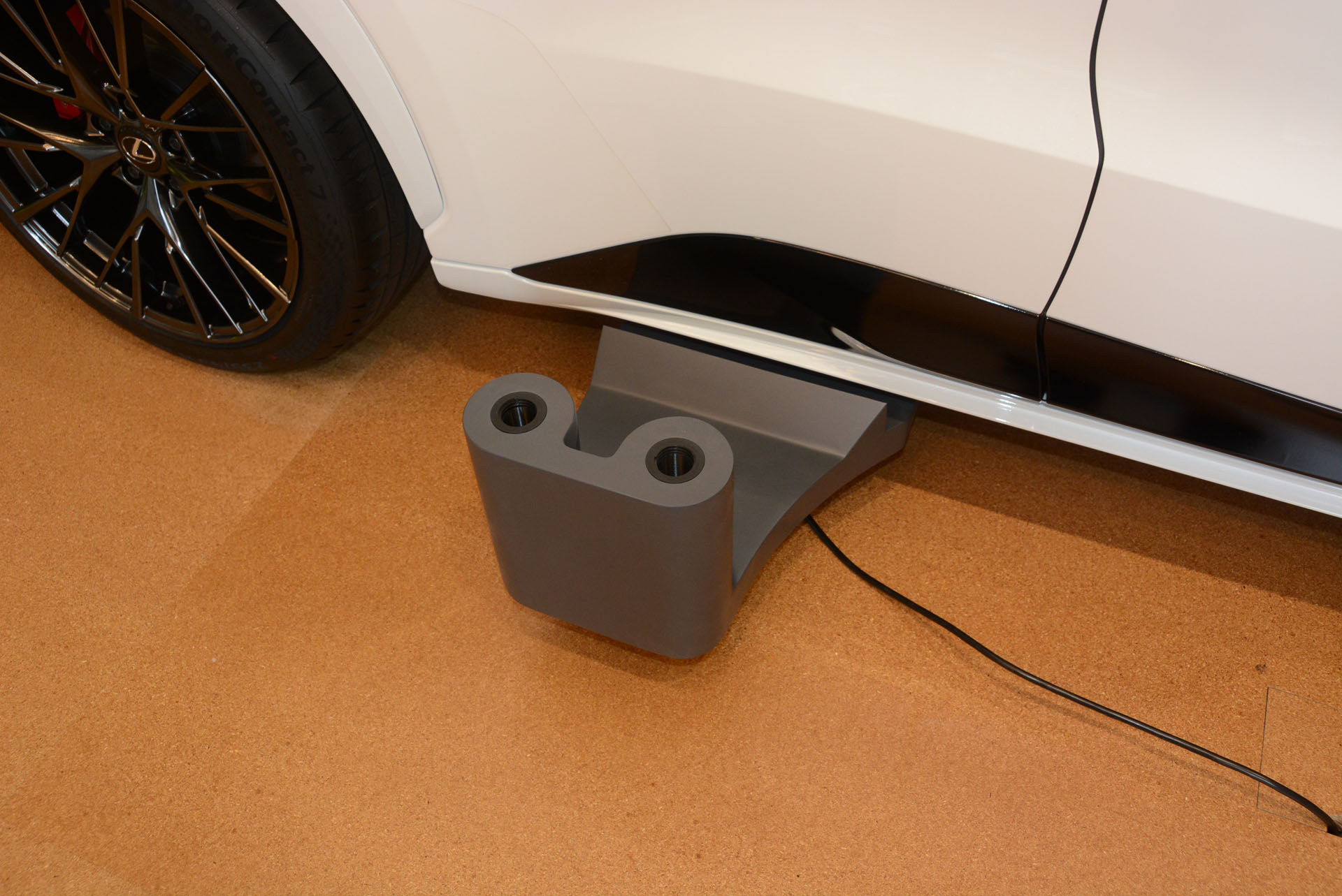 側面もシャーシとしてのパーツの取り付けポイントがある