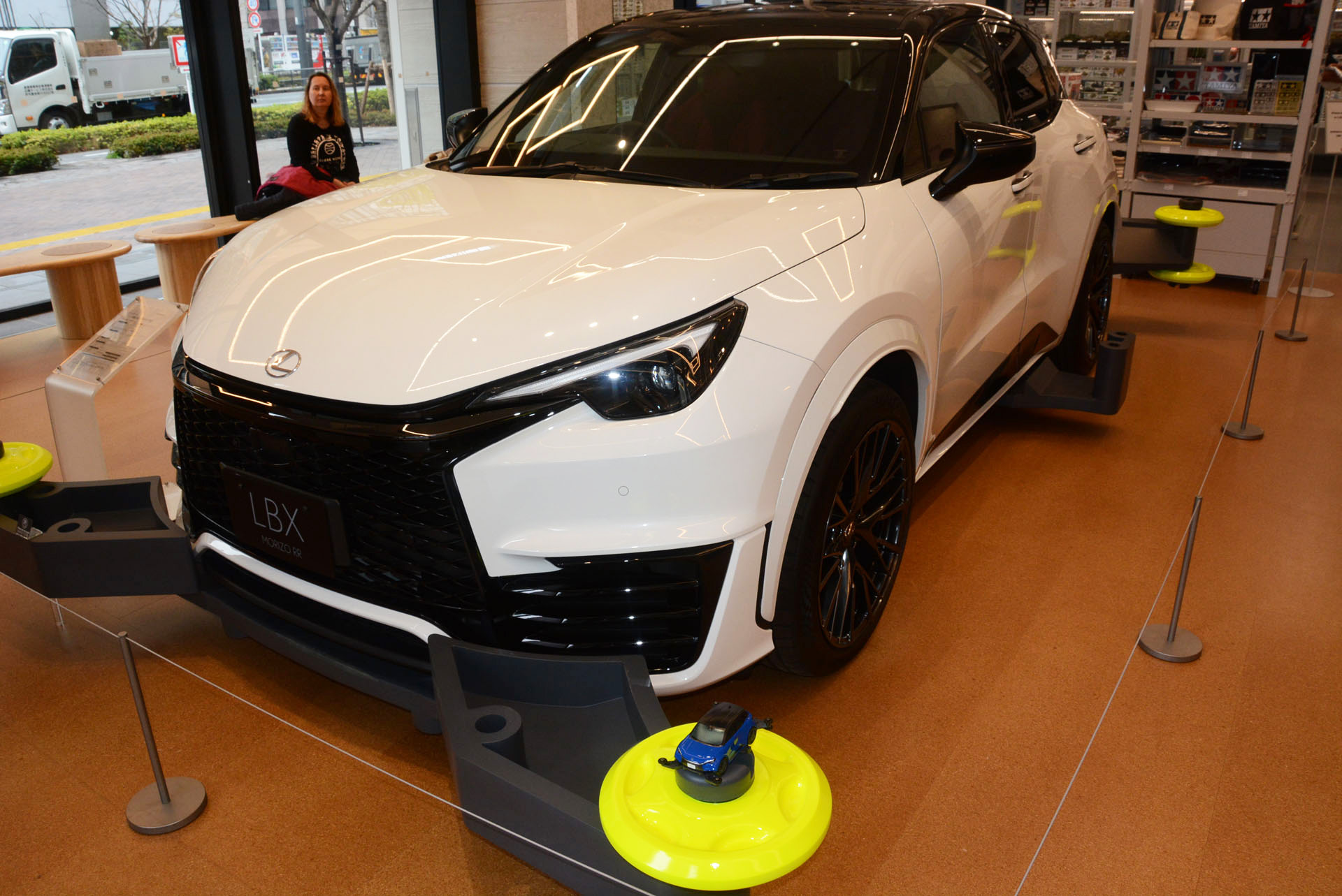 ローラーの上にミニ四駆をのせると実車とのサイズの違いがわかる