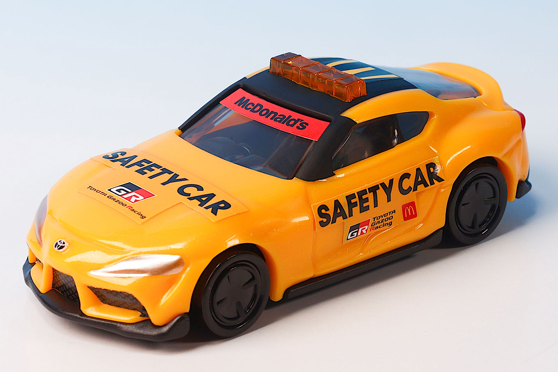 ちなみにトヨタのエンブレムもシールで再現したものだ