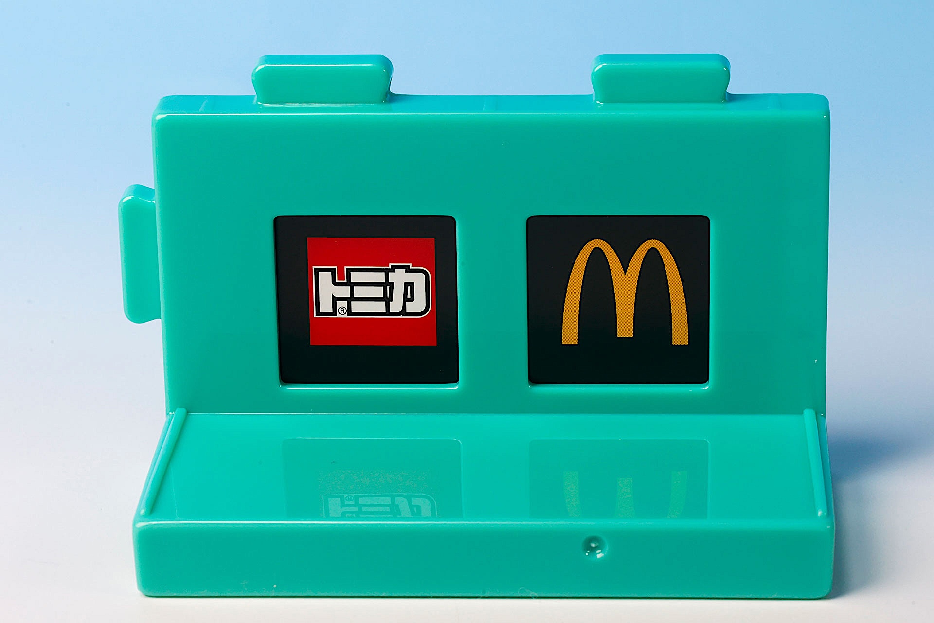 背景パーツはほかのおもちゃと組み合わせが可能だ