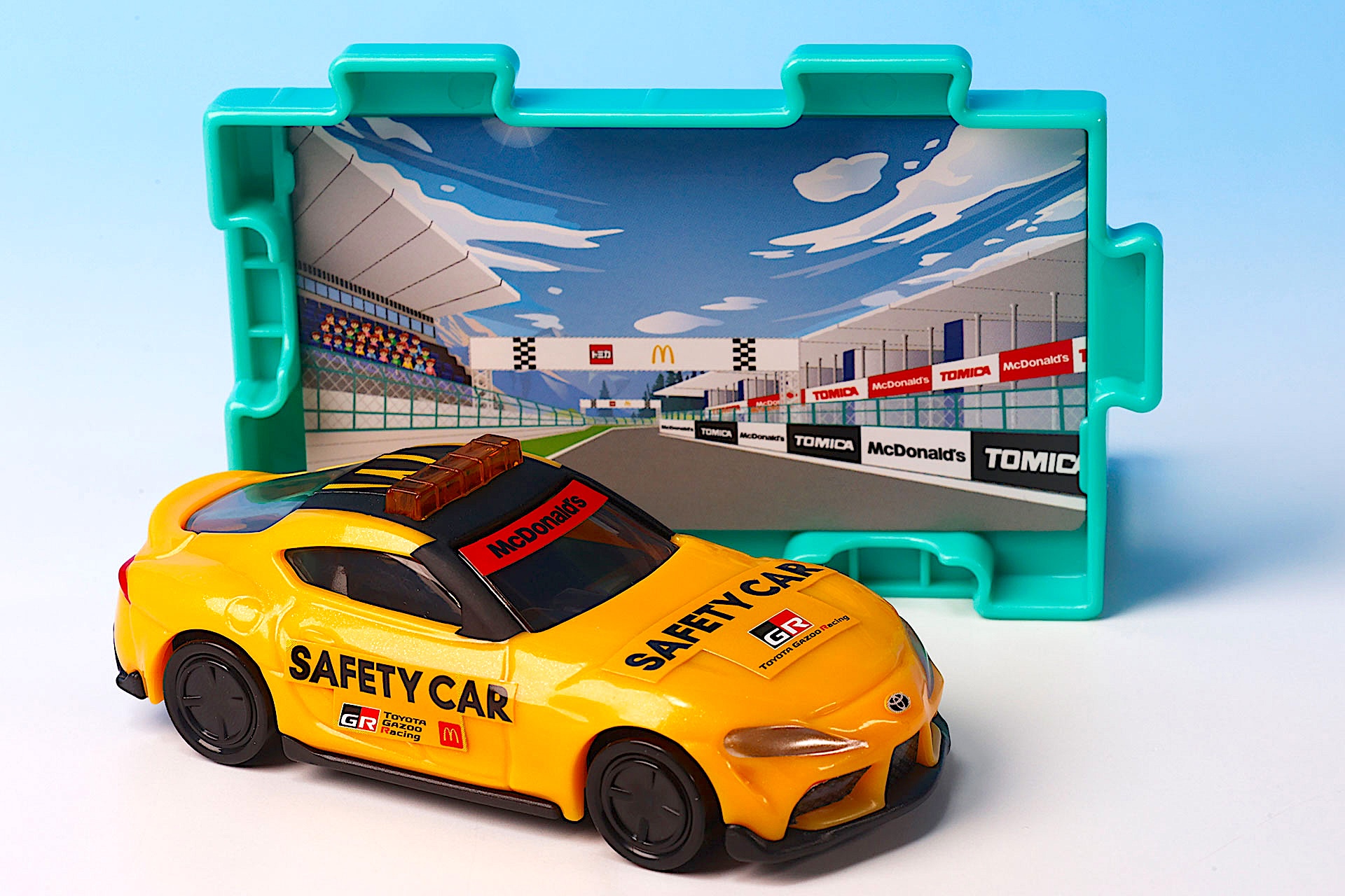 レースカーに引けを取らないクールな姿