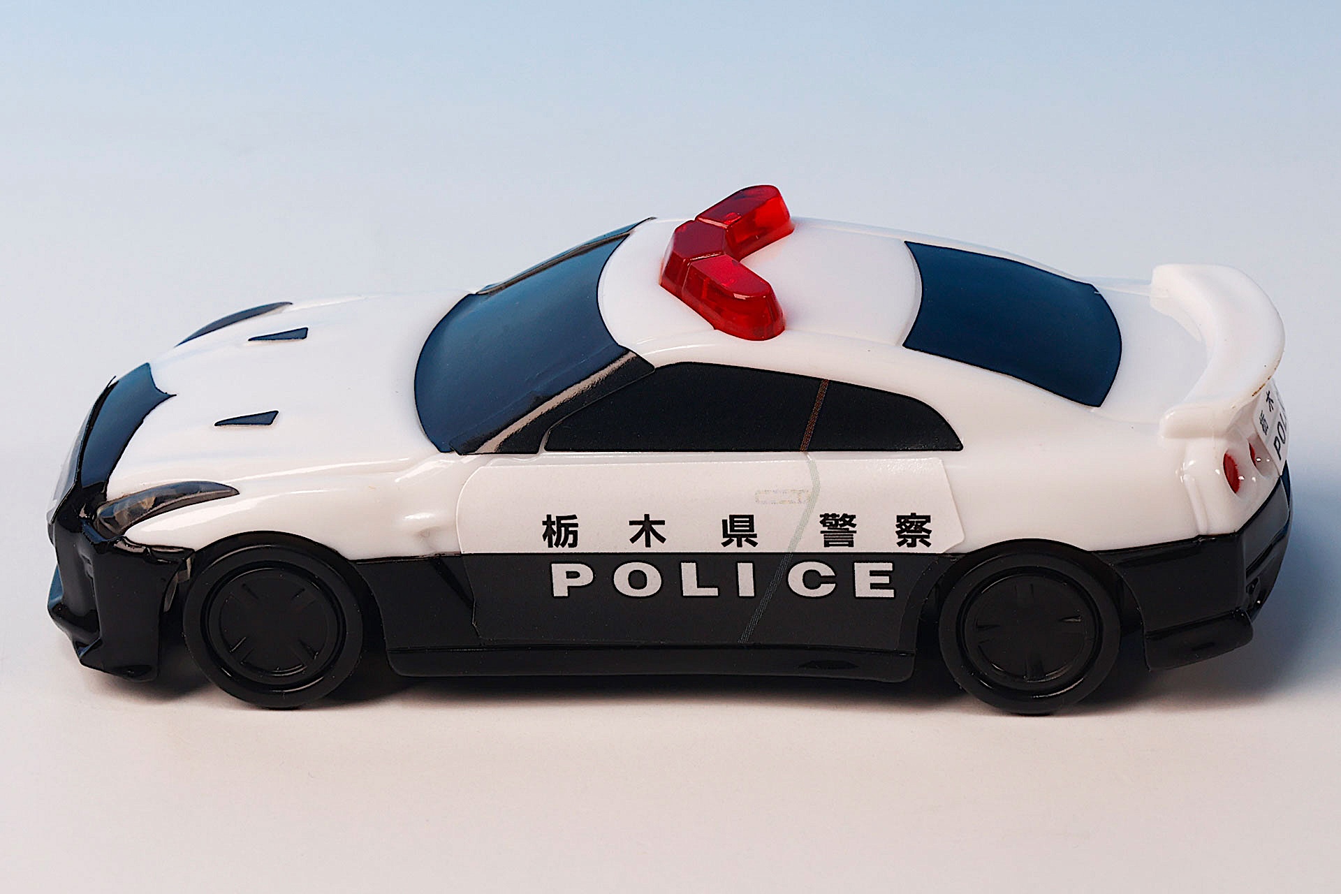 栃木県警察と描かれているが、元になった車両はメーカーから寄贈されたものである