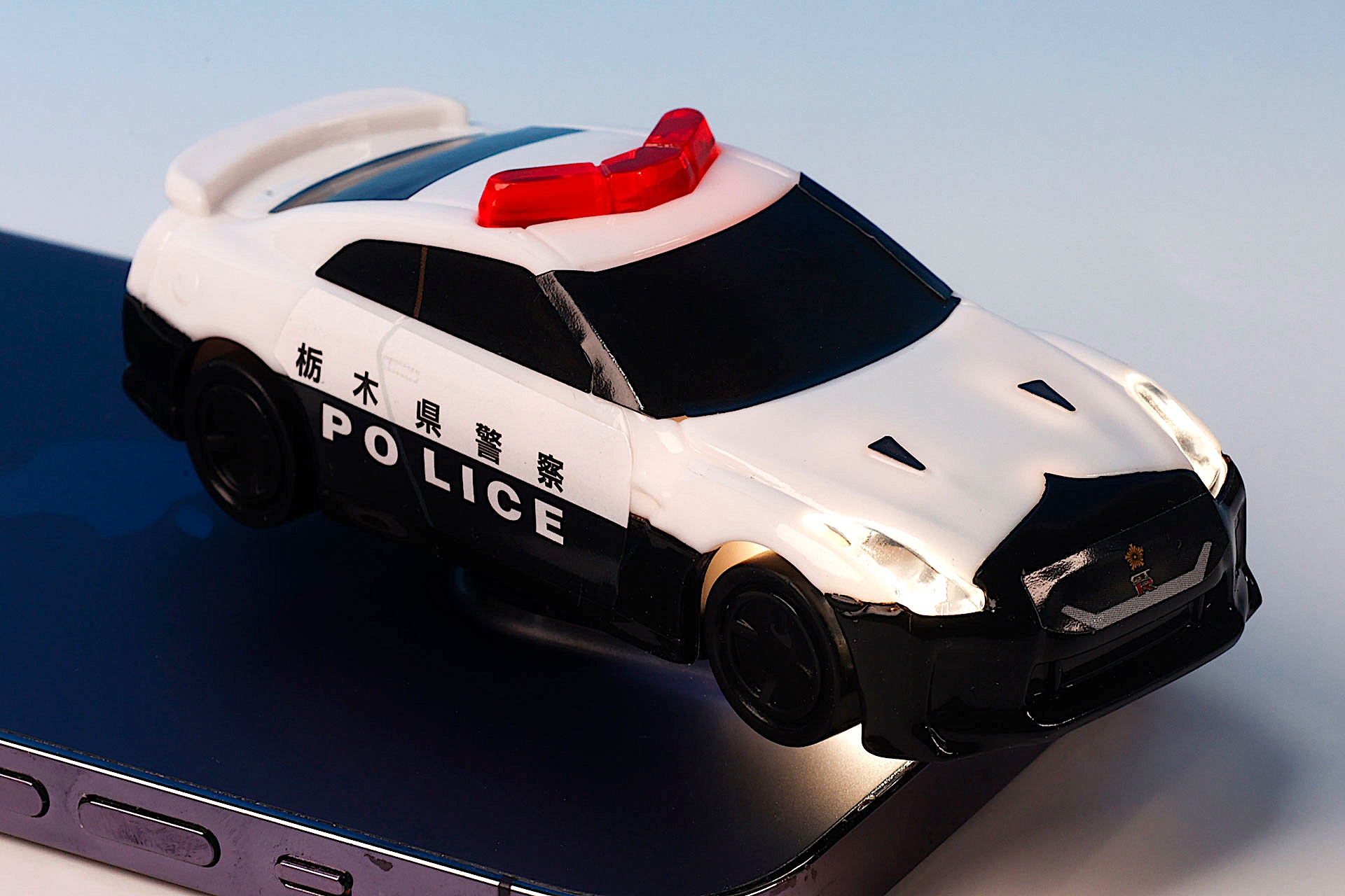 下からライトを当てると、ヘッドライトが光る！