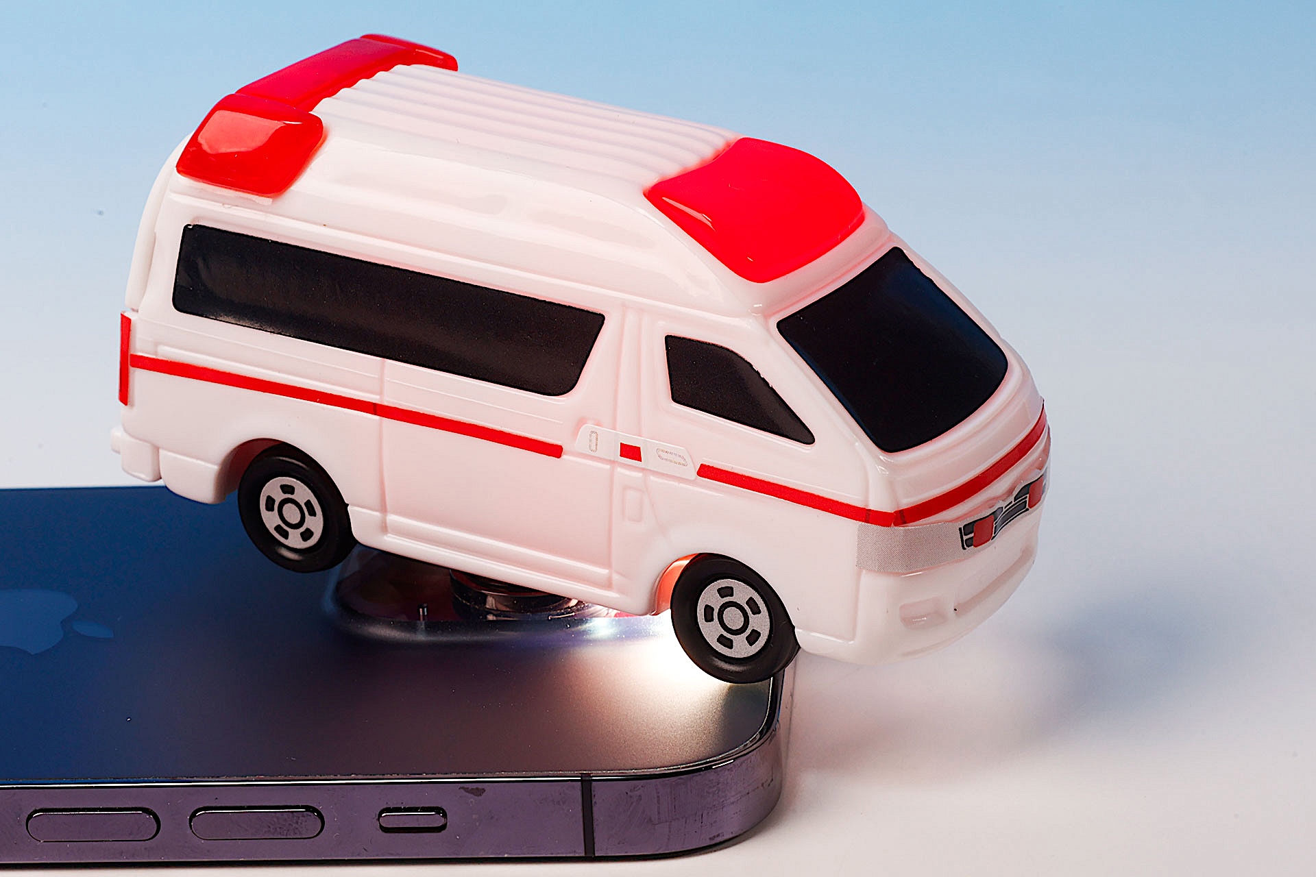 スマホのライトを当てると、赤色灯が赤く光る