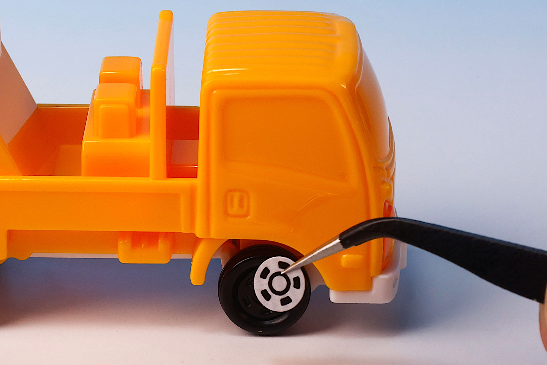 シールはピンセットなどを使うと楽に貼ることができる