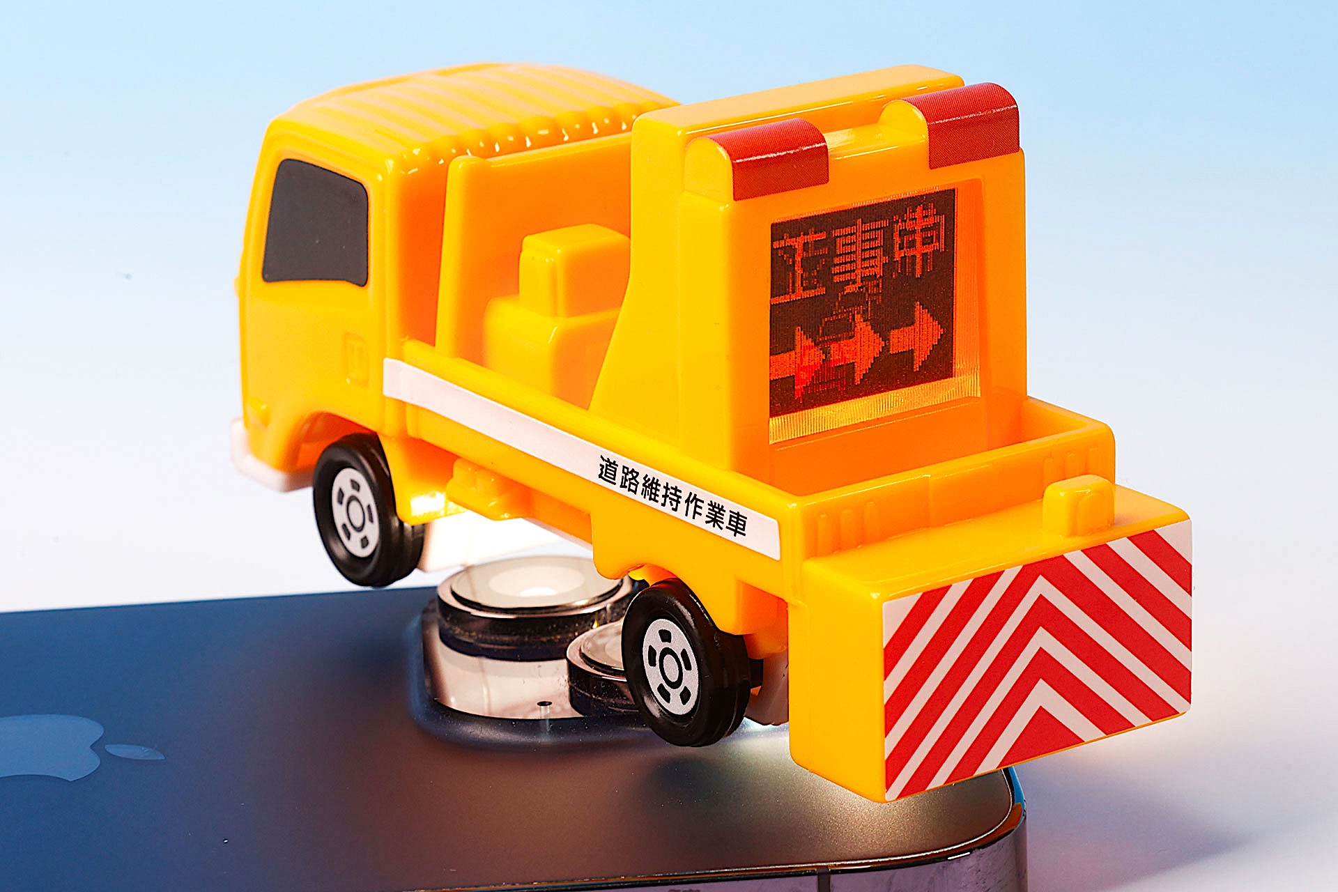 スマホで光を当てると標識部分が明るく見える