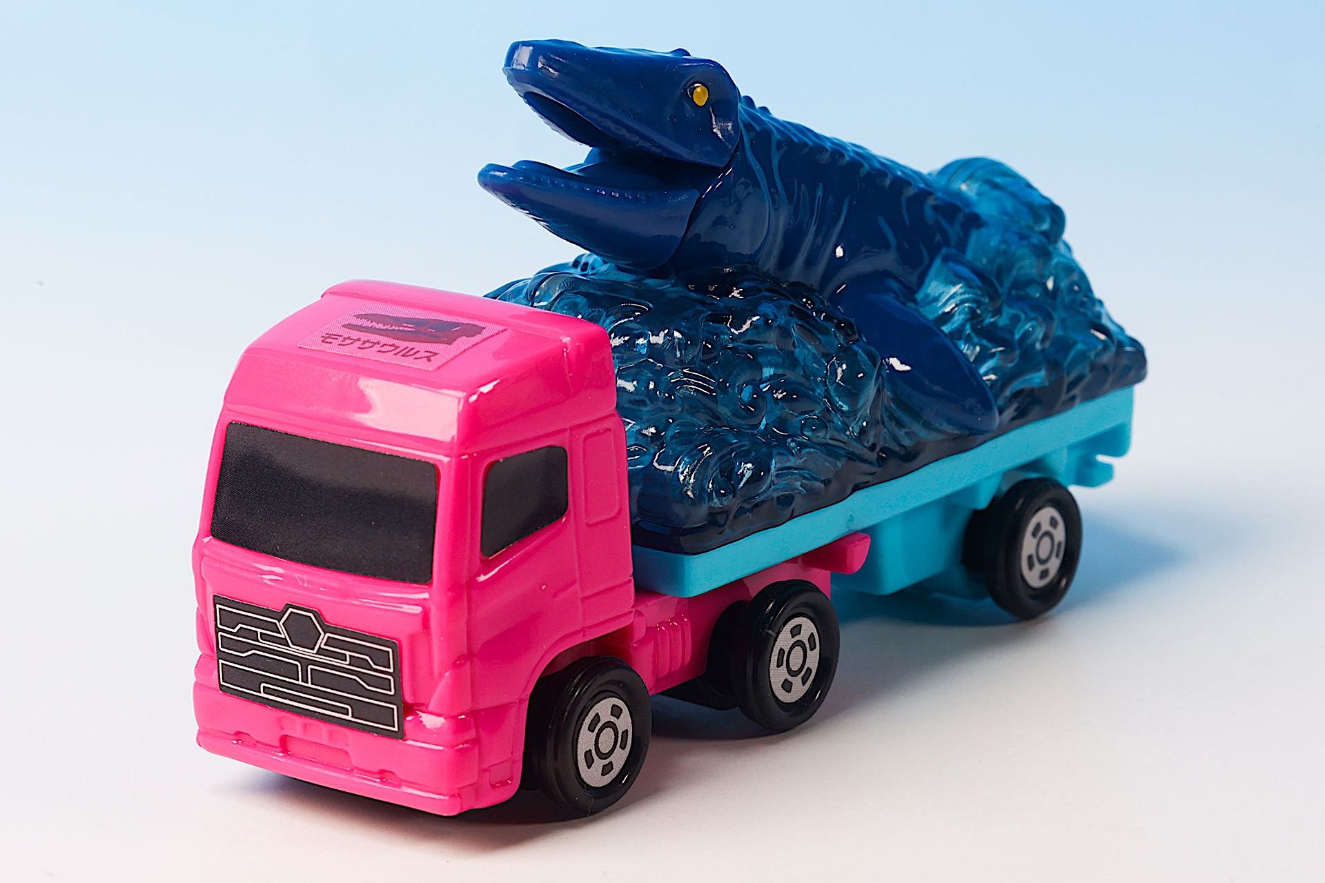 ピンクと青い車両もクールだ