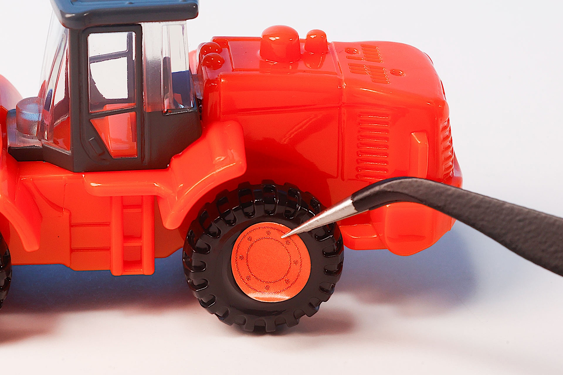 タイヤの部分はオレンジ色のシールになっている