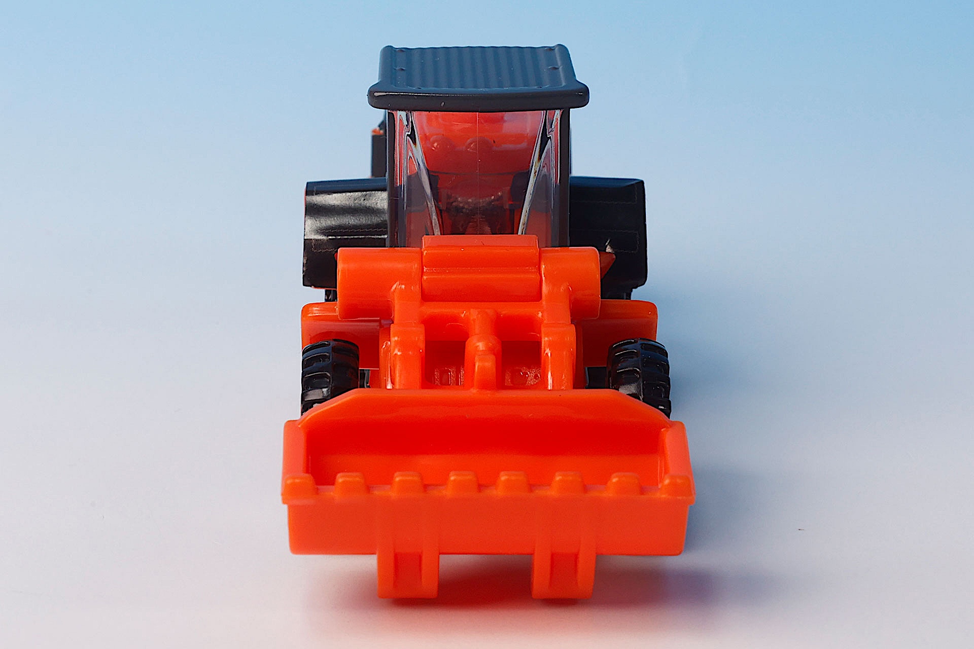 このゴツゴツとした見た目が工事車両の魅力だ