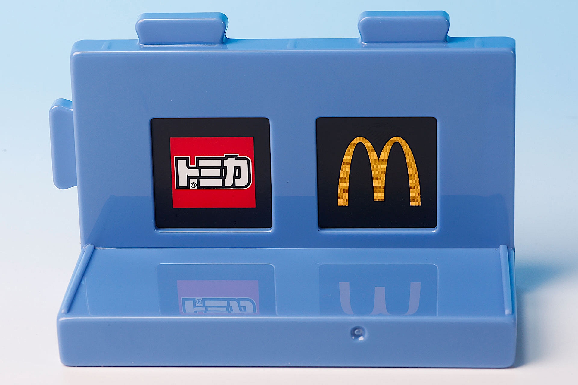 付属の背景パーツ。トミカとマクドナルドのロゴが描かれている