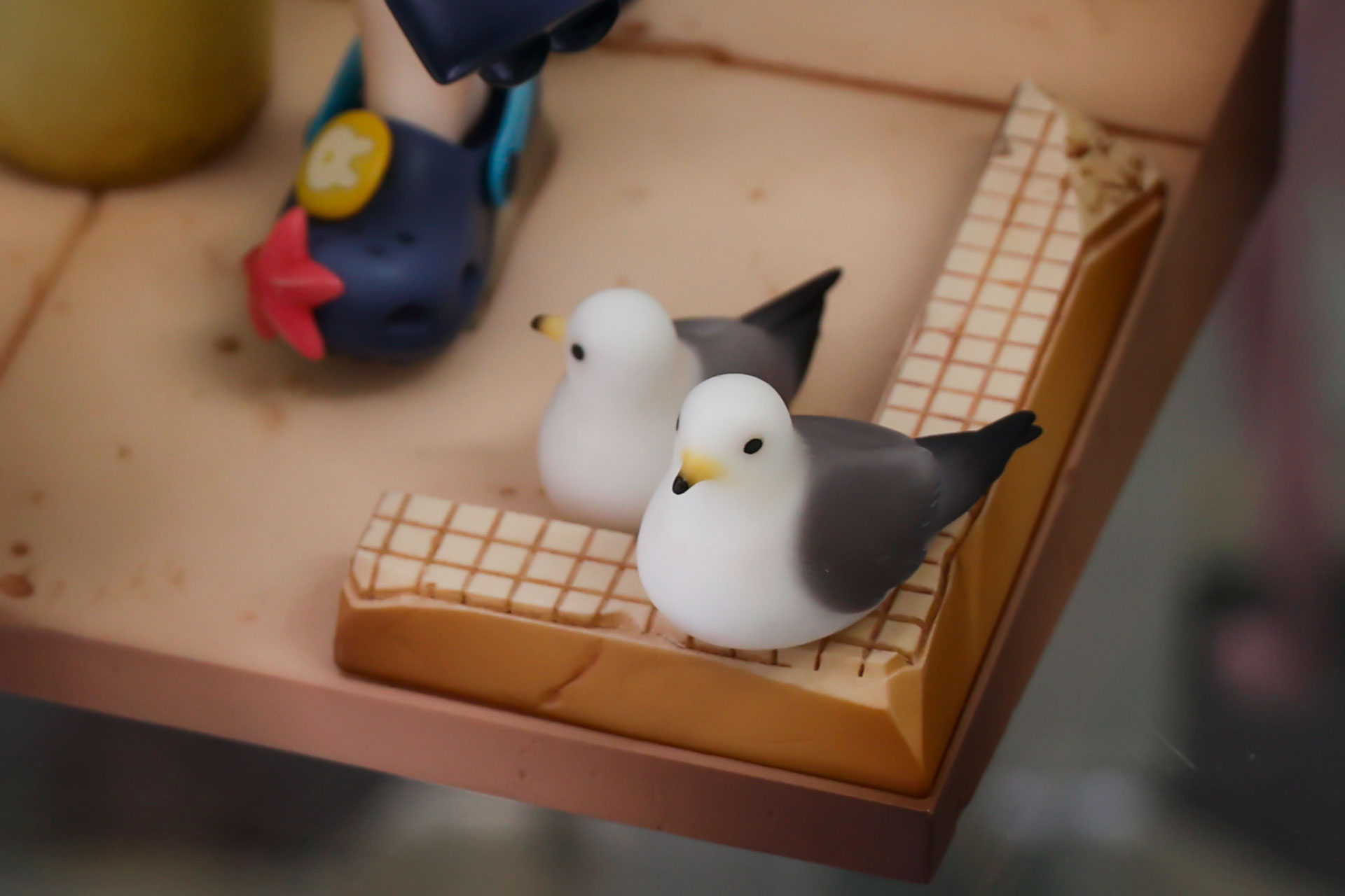 足元にはカモメが2匹たたずんでいる