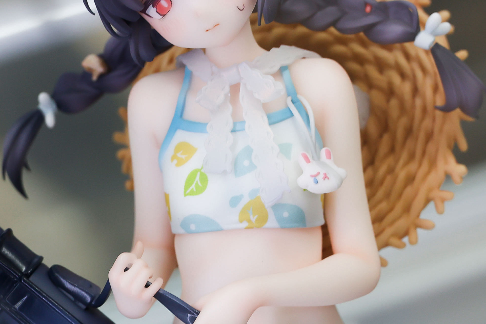 胸元にはウサギのアクセサリーが付けられている