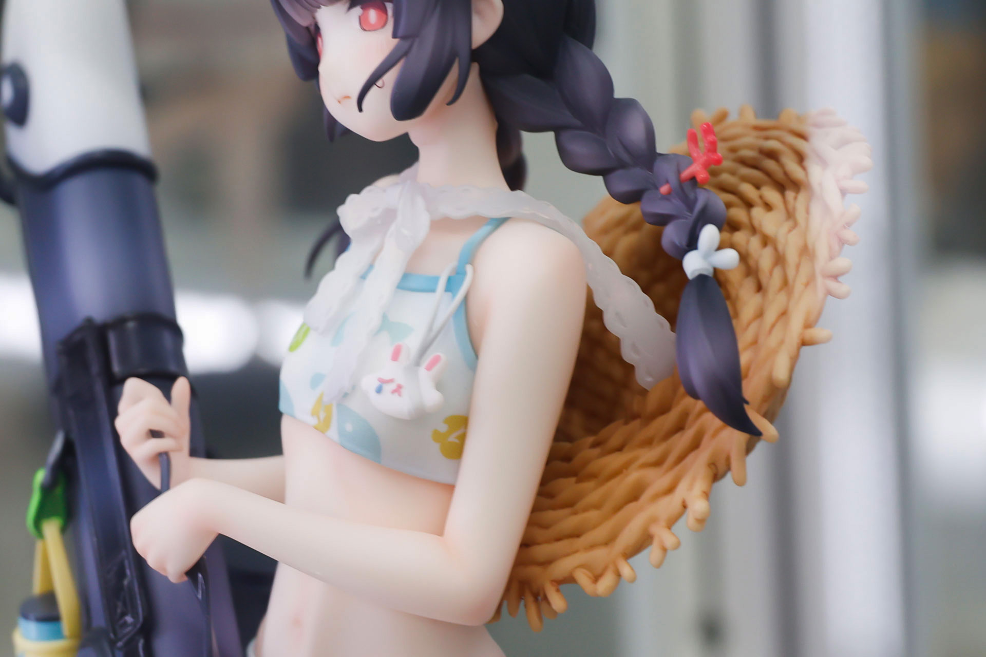 真夏らしく麦わら帽子も装備!?