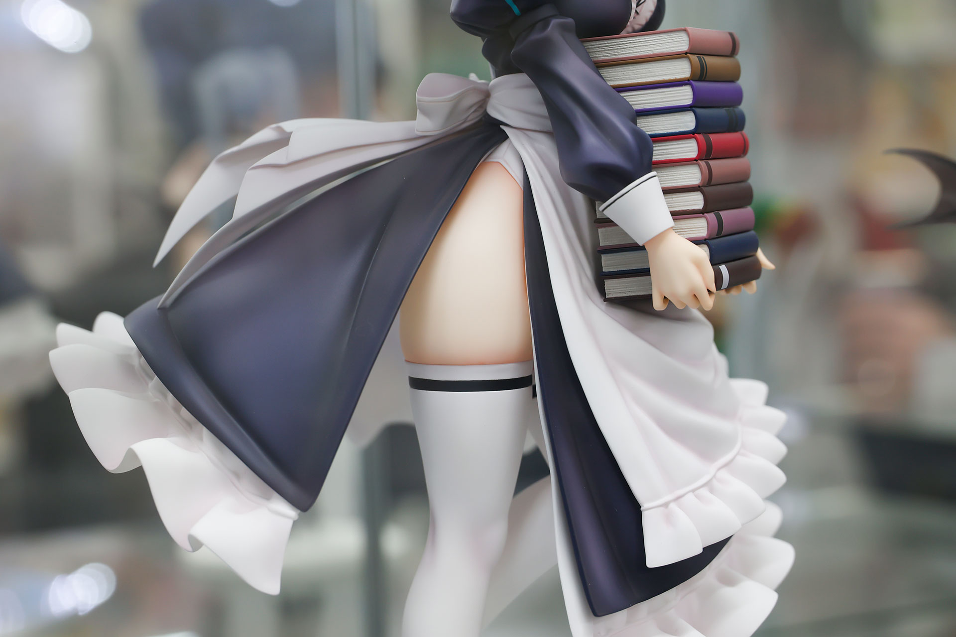 白い太ももがよく見える