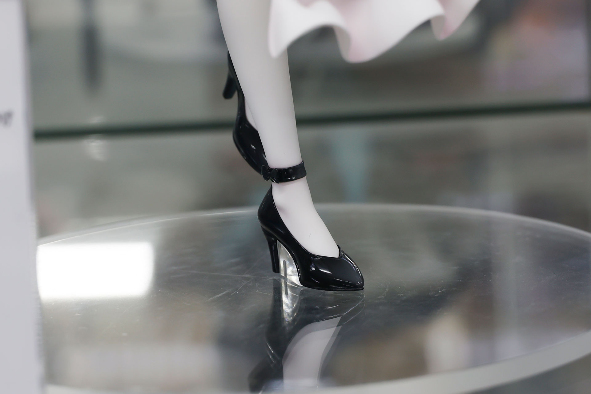 足元は清楚なスタイルだ