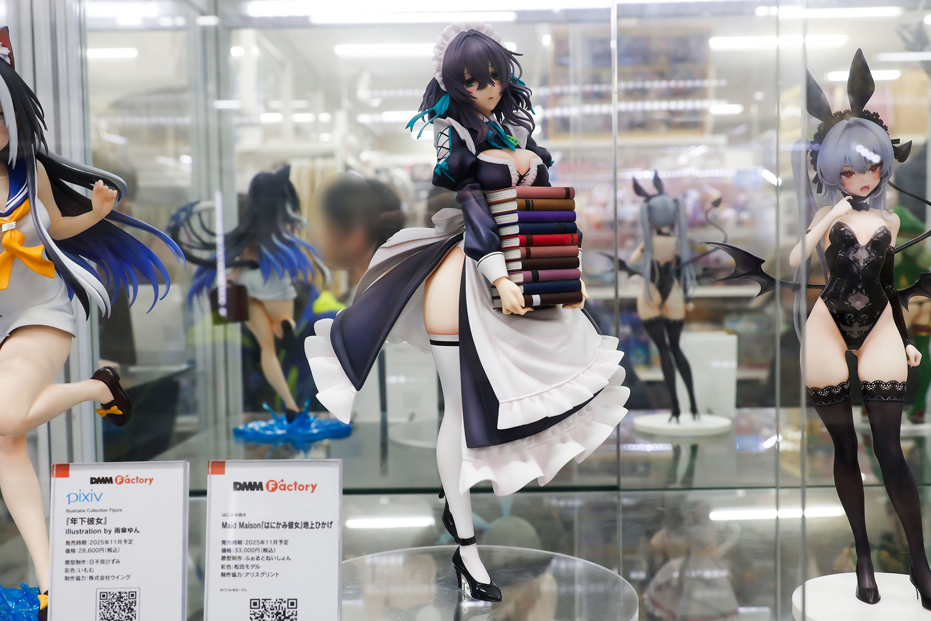 フィギュアの素材はプラスチックで、全高は約285mmだ