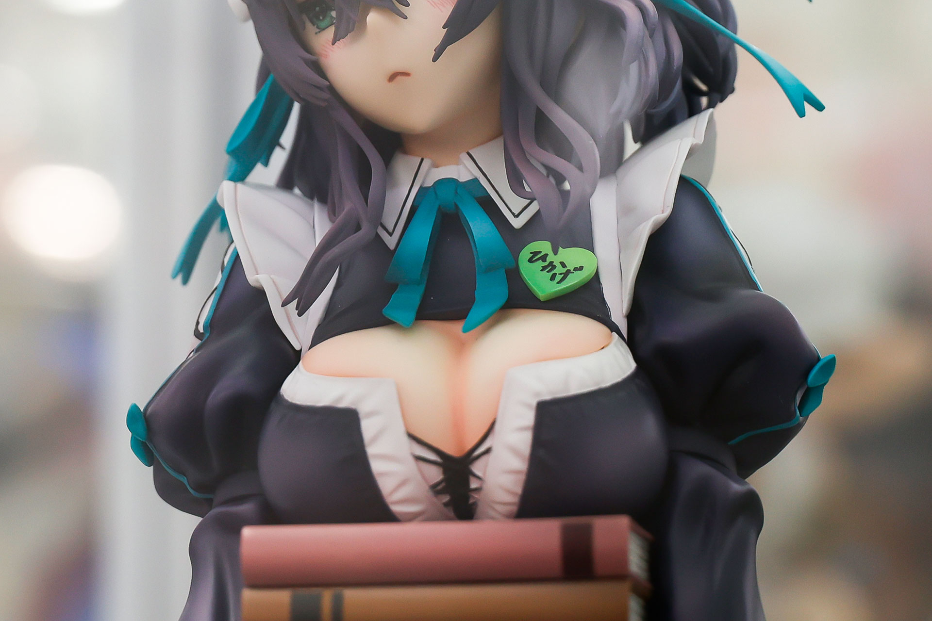 胸元は大きく開いている