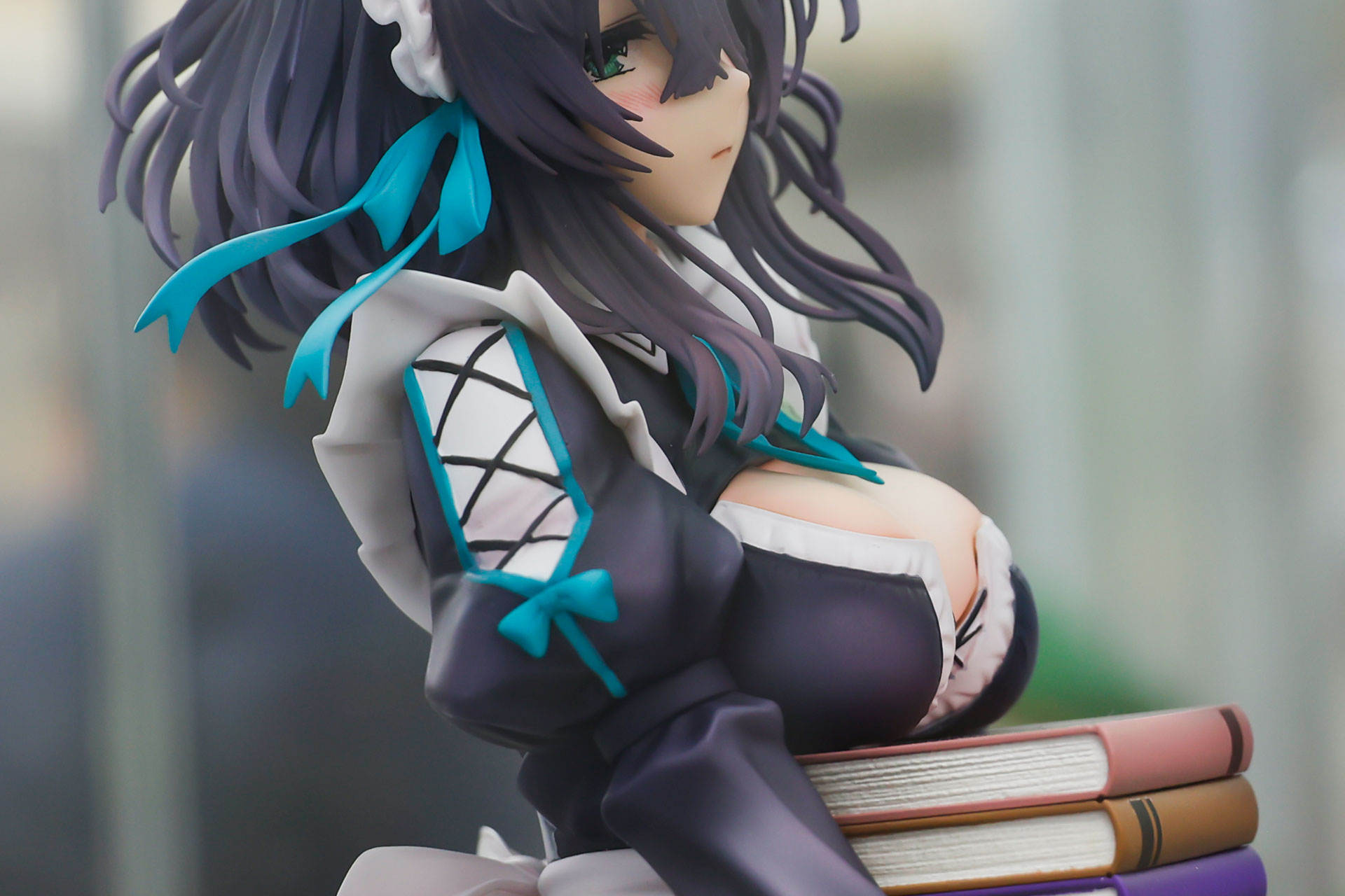 胸を本の上に乗せている!?