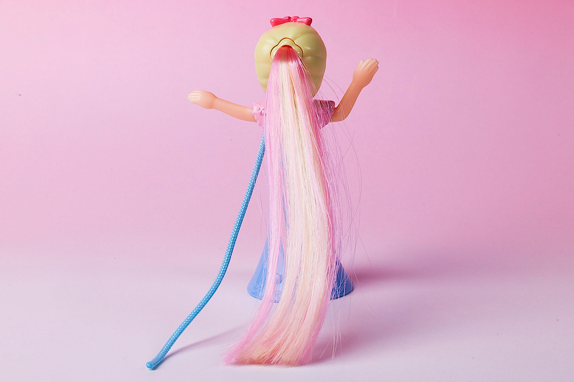 髪をまとめやすくする紐が付いている