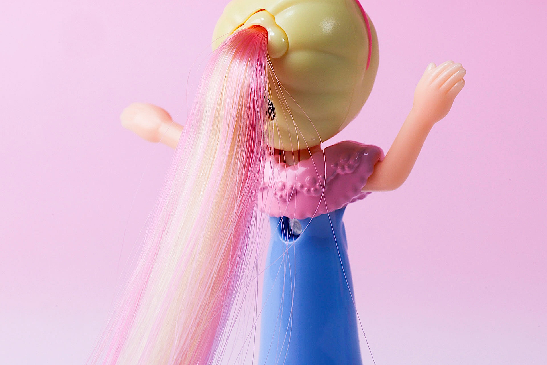 髪はピンクと黄色のツートンカラー