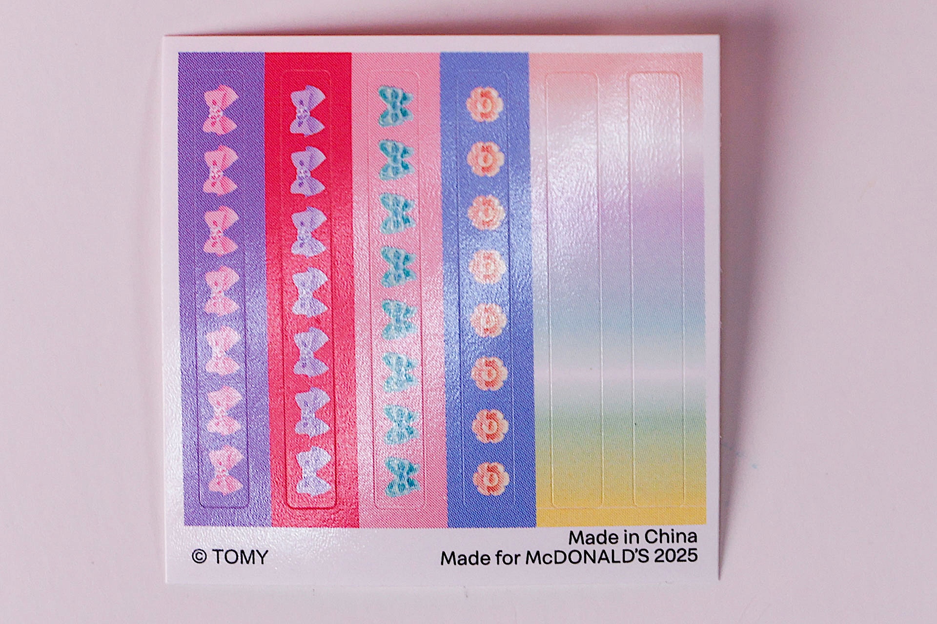 付属のシールもおもちゃごとに微妙に異なるデザインが採用されている