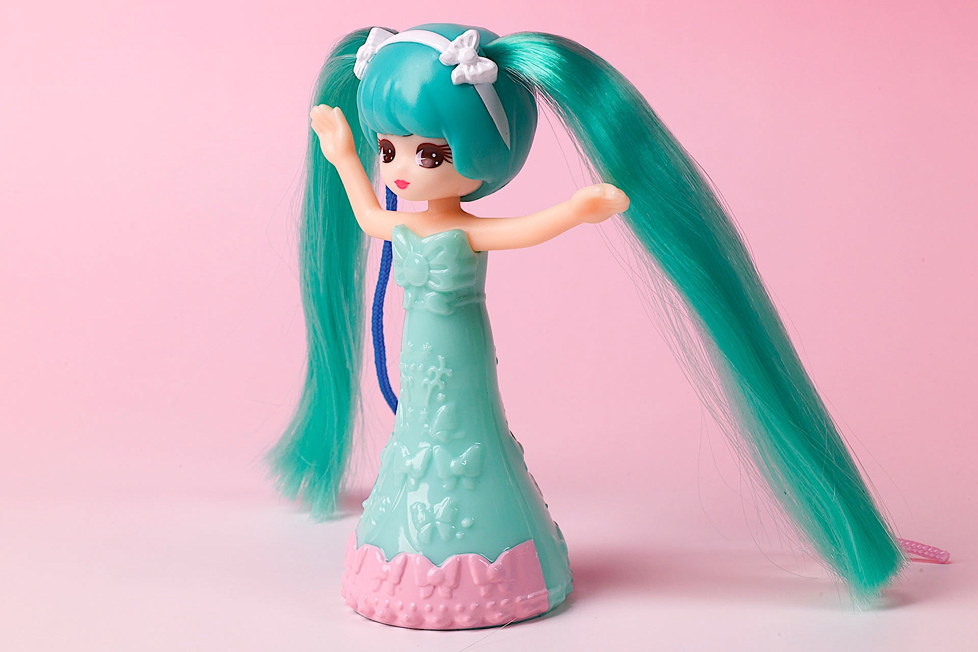 ドレスは裾の部分だけピンク色になっている