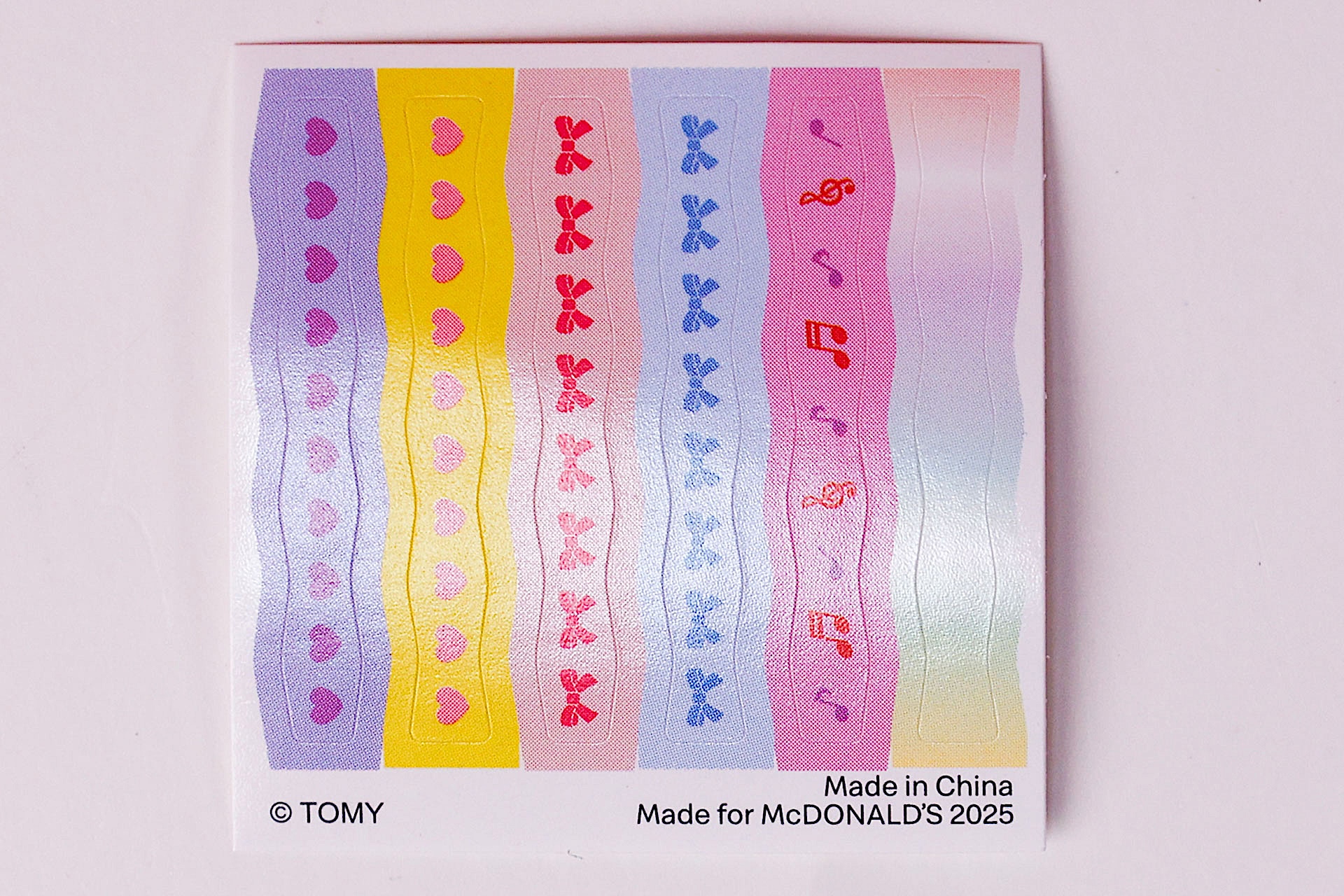 シールには、ハートマークやリボンに加えて、音符なども描かれている