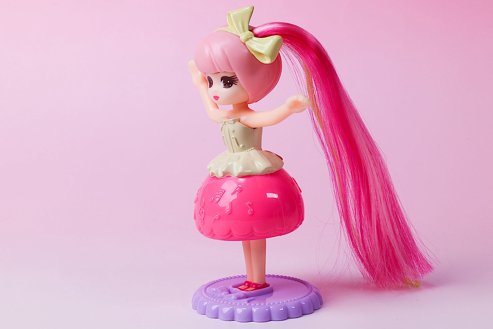 ふんわりとした短いスカートも似合っている