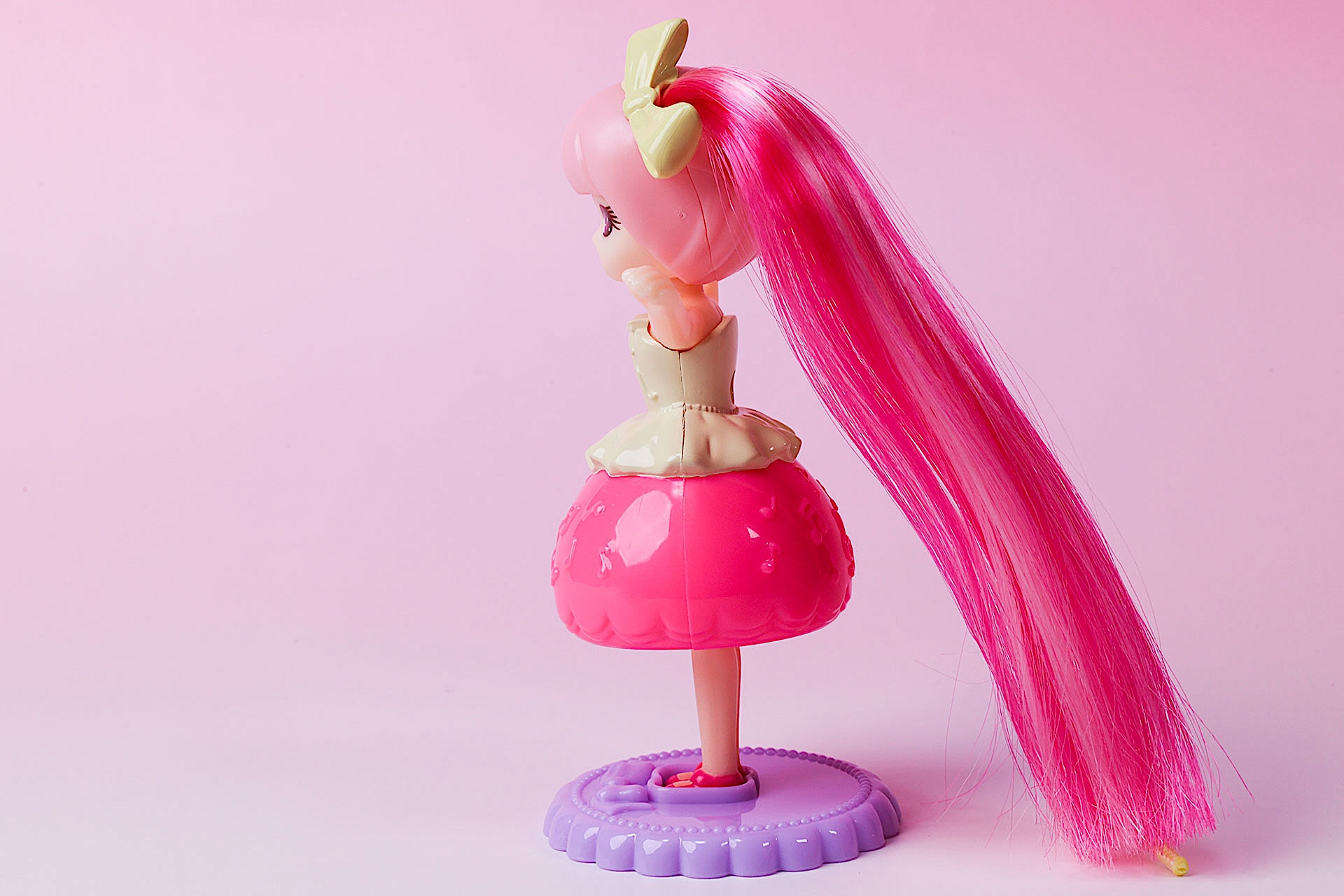 髪は濃いピンクと薄いピンク色が混ざっている