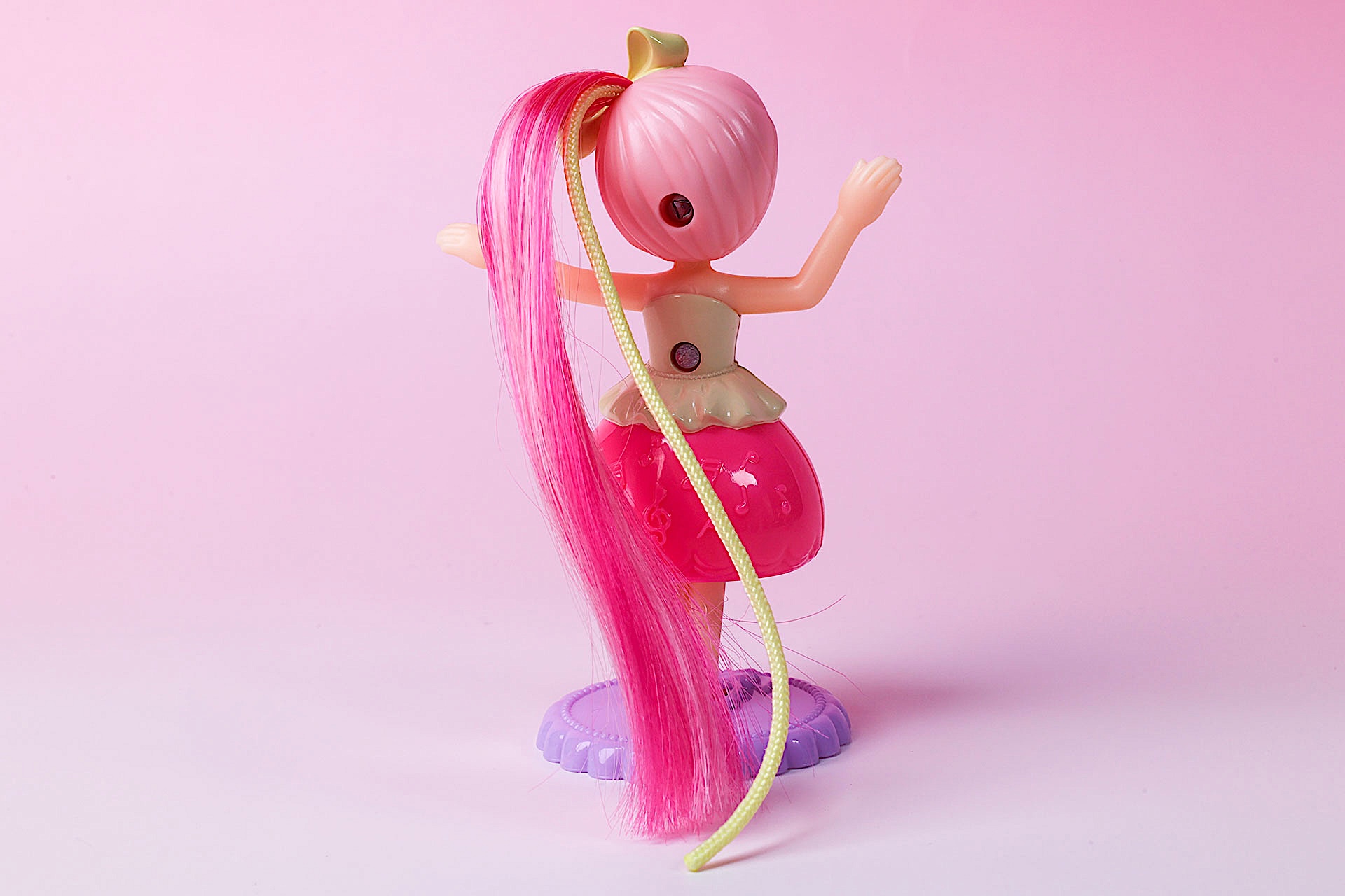 黄色い紐も髪の色と合っている