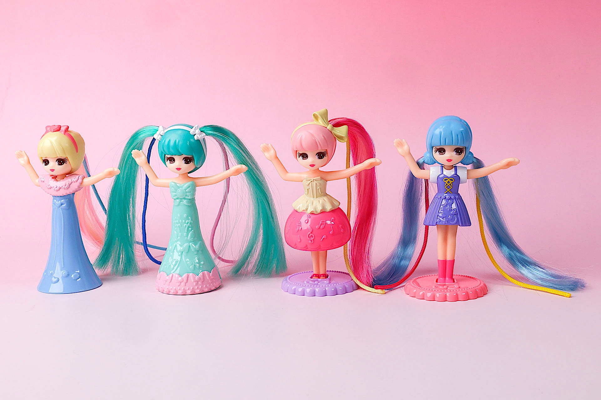 こちらが第1弾(4月11日〜4月24日)のハッピーセット「リカちゃん」に登場するおもちゃ。写真左から「ドリームヘアアレンジ! ドレッシージュエル リカちゃん」、「ドリームヘアアレンジ! エメラルドバタフライ リカちゃん」、「ドリームヘアアレンジ! ミュージカルメロディ リカちゃん」、「ドリームヘアアレンジ! ドリーミーナイト リカちゃん」