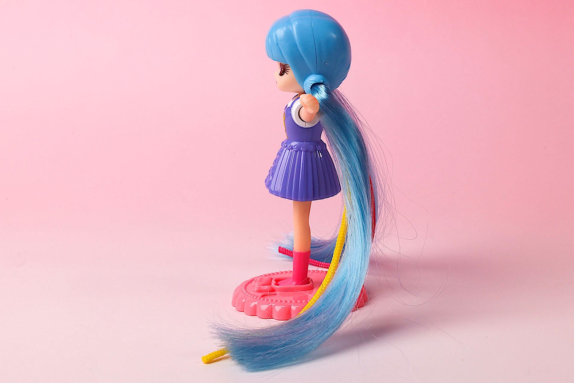 地面を引きずりそうなぐらい長い髪