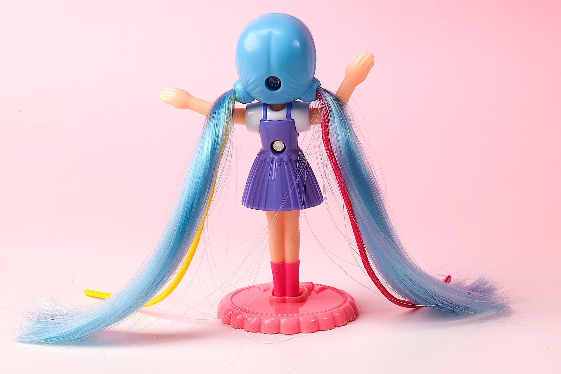 黄色とピンクの紐が付いている