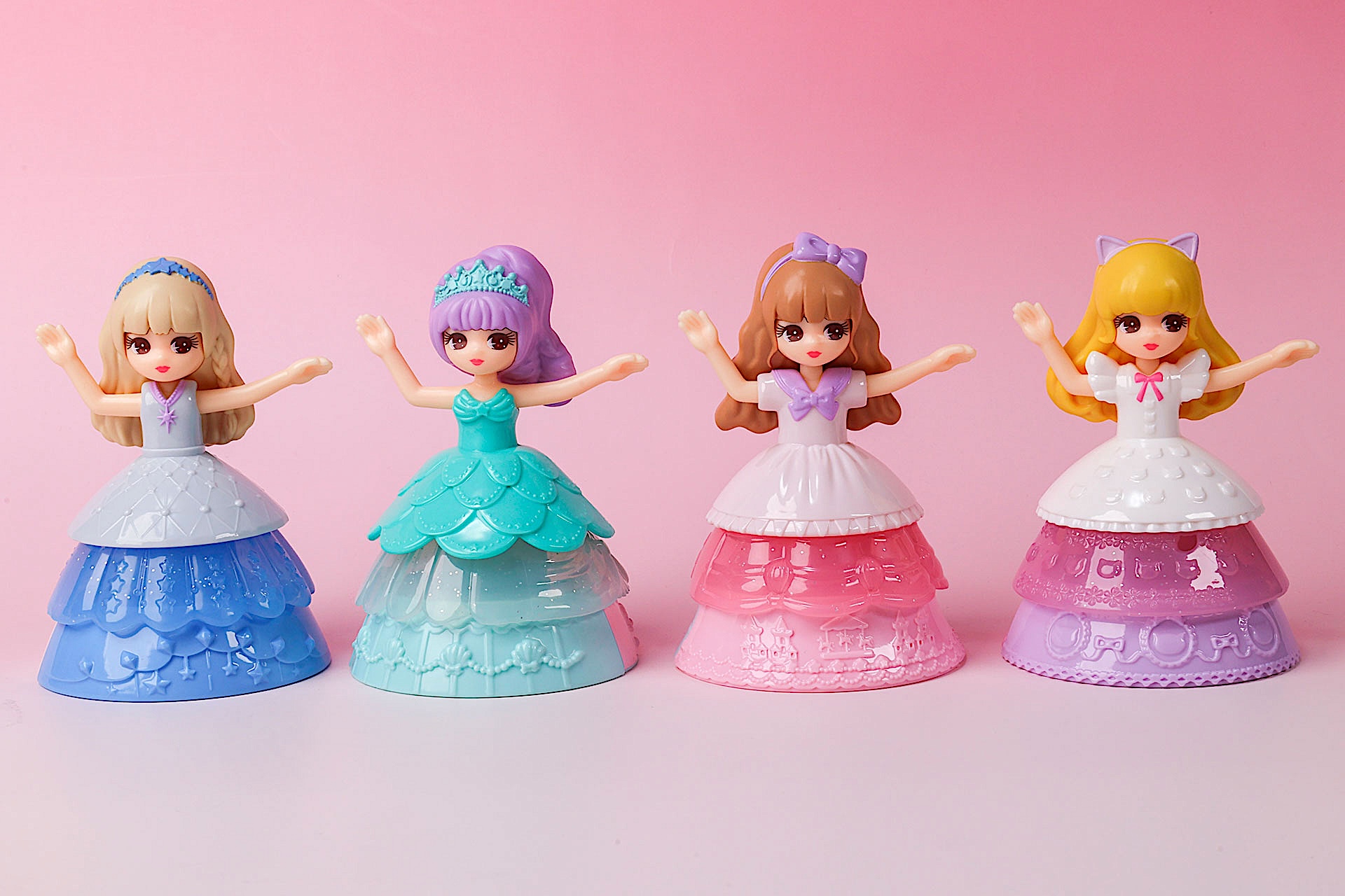 こちらが第2弾(4月25日〜5月8日)のハッピーセット「リカちゃん」に登場するおもちゃ。写真左から「クルクルドレスチェンジ! スターライトプリンセス リカちゃん」、「クルクルドレスチェンジ! ダイアモンドプリンセス リカちゃん」、「クルクルドレスチェンジ! ドリームランドプリンセス リカちゃん」、「クルクルドレスチェンジ! ねこねこプリンセス リカちゃん」