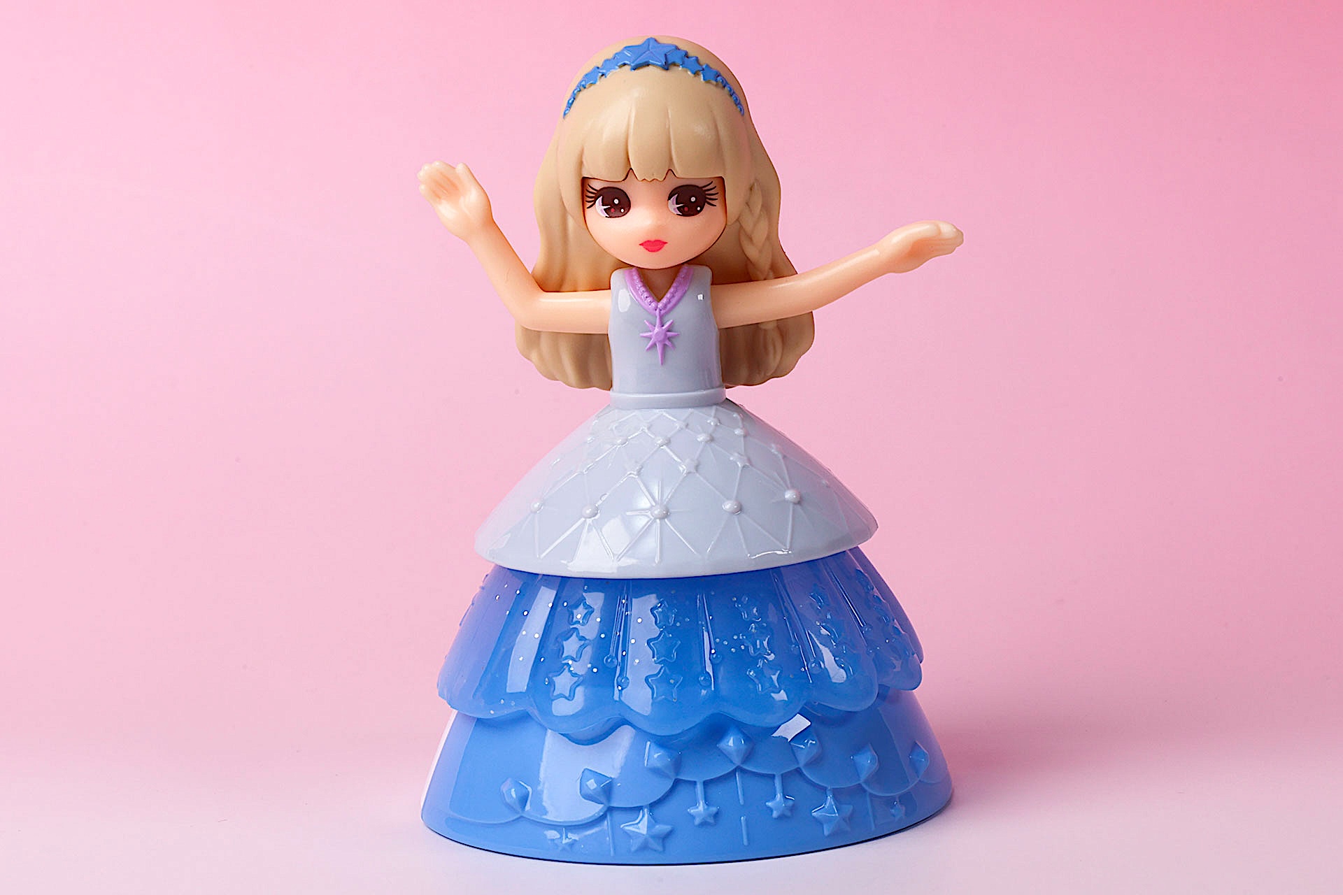 ドレスにも星マークが付いている