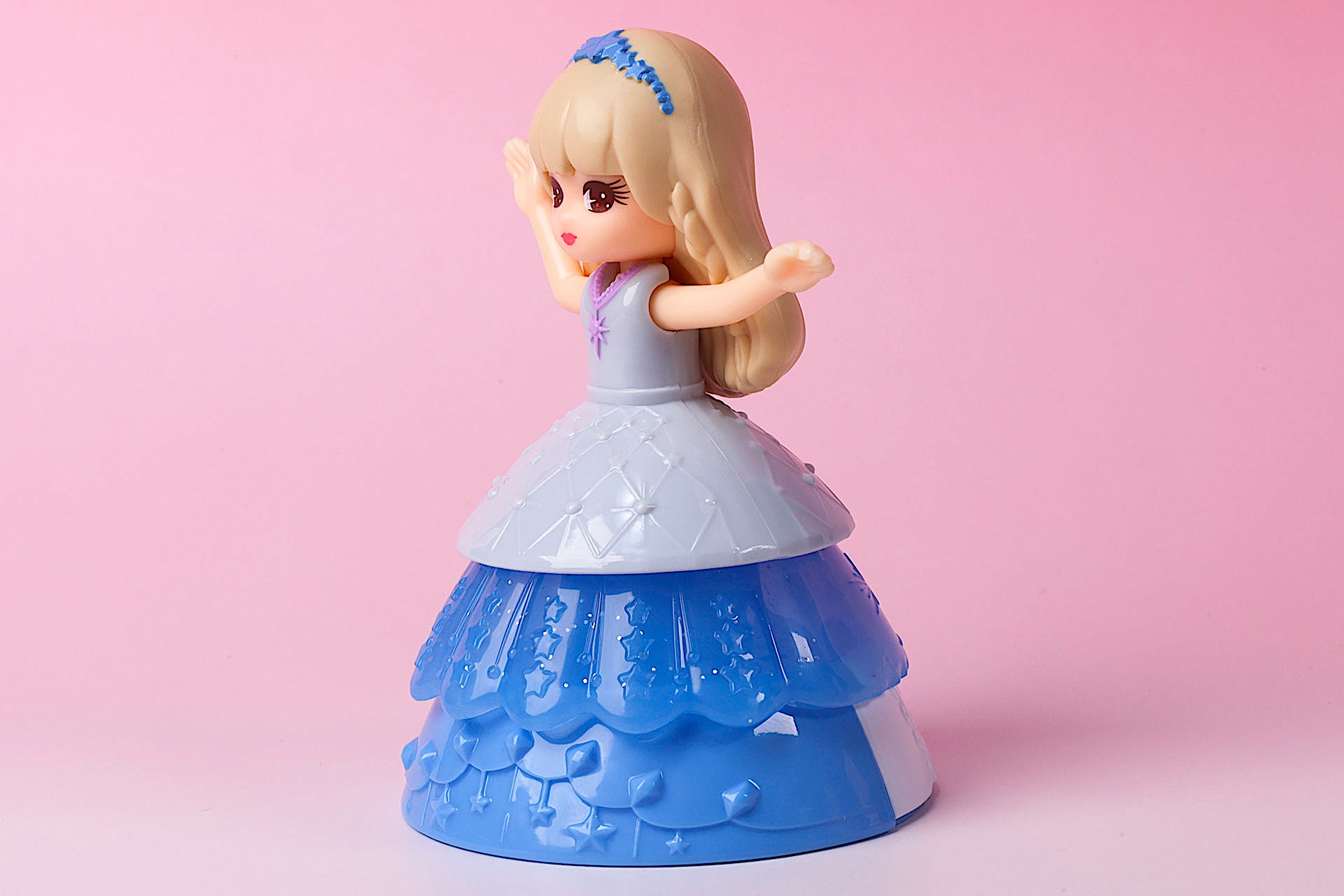 ドレスは最初はバラバラになっているので自分で組み合わせよう