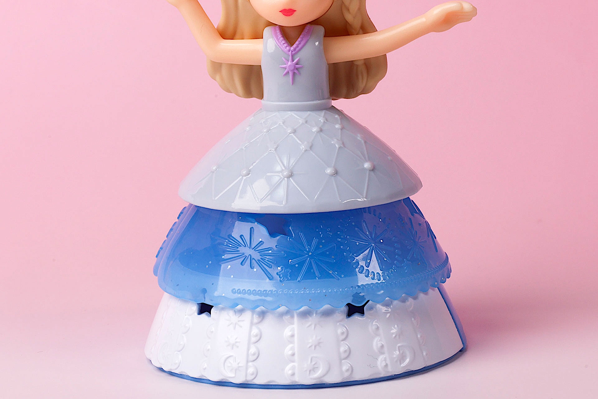 下段と中段のドレスは回転して模様が変化できる