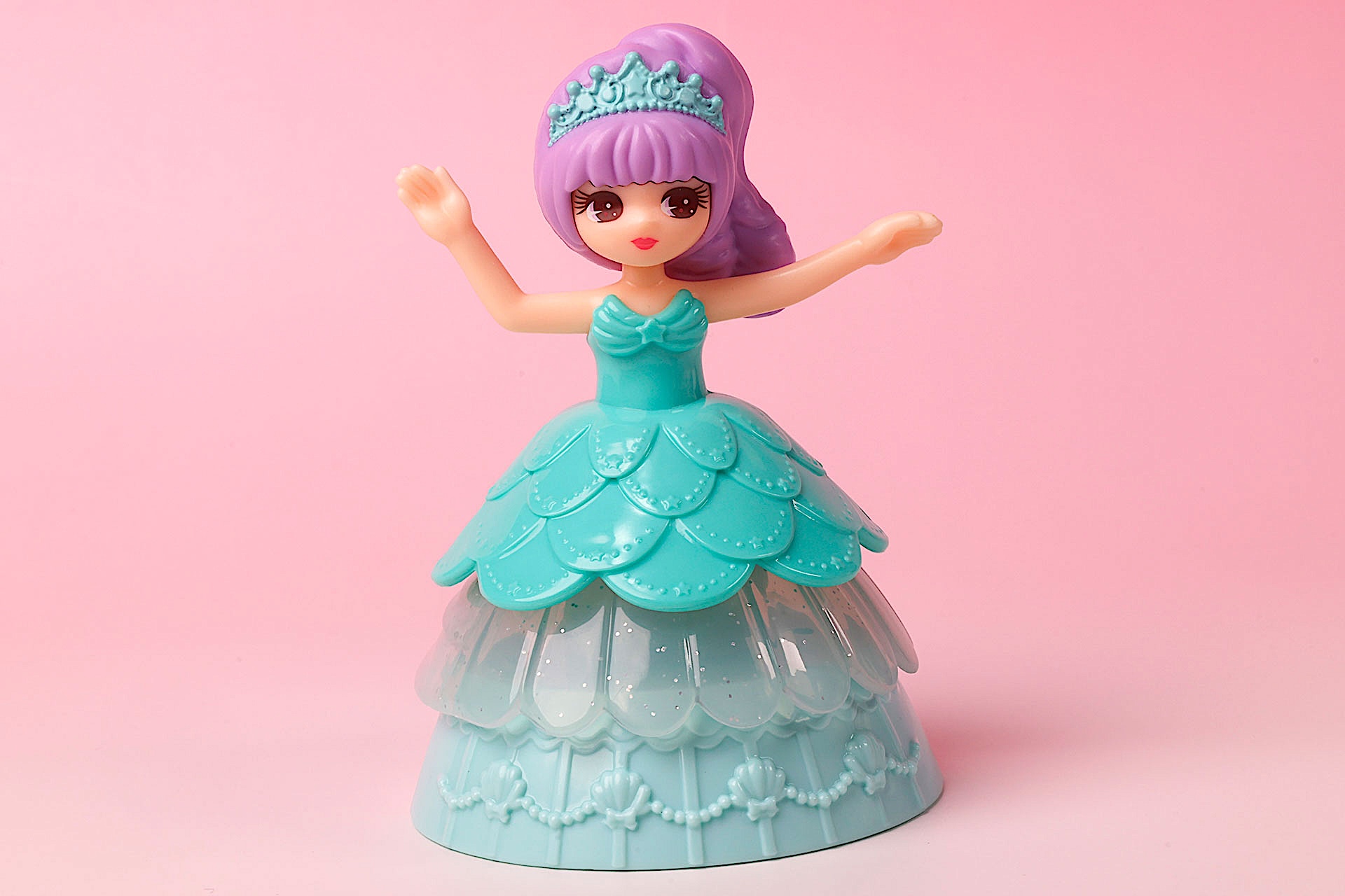 今回のハッピーセット「リカちゃん」はすべて同じ手のポーズになっている