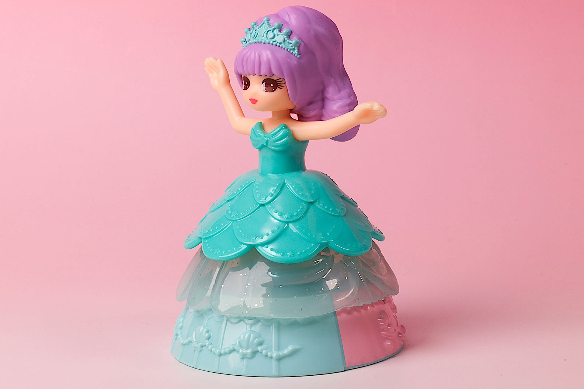 頭には緑色のティアラが付けられている