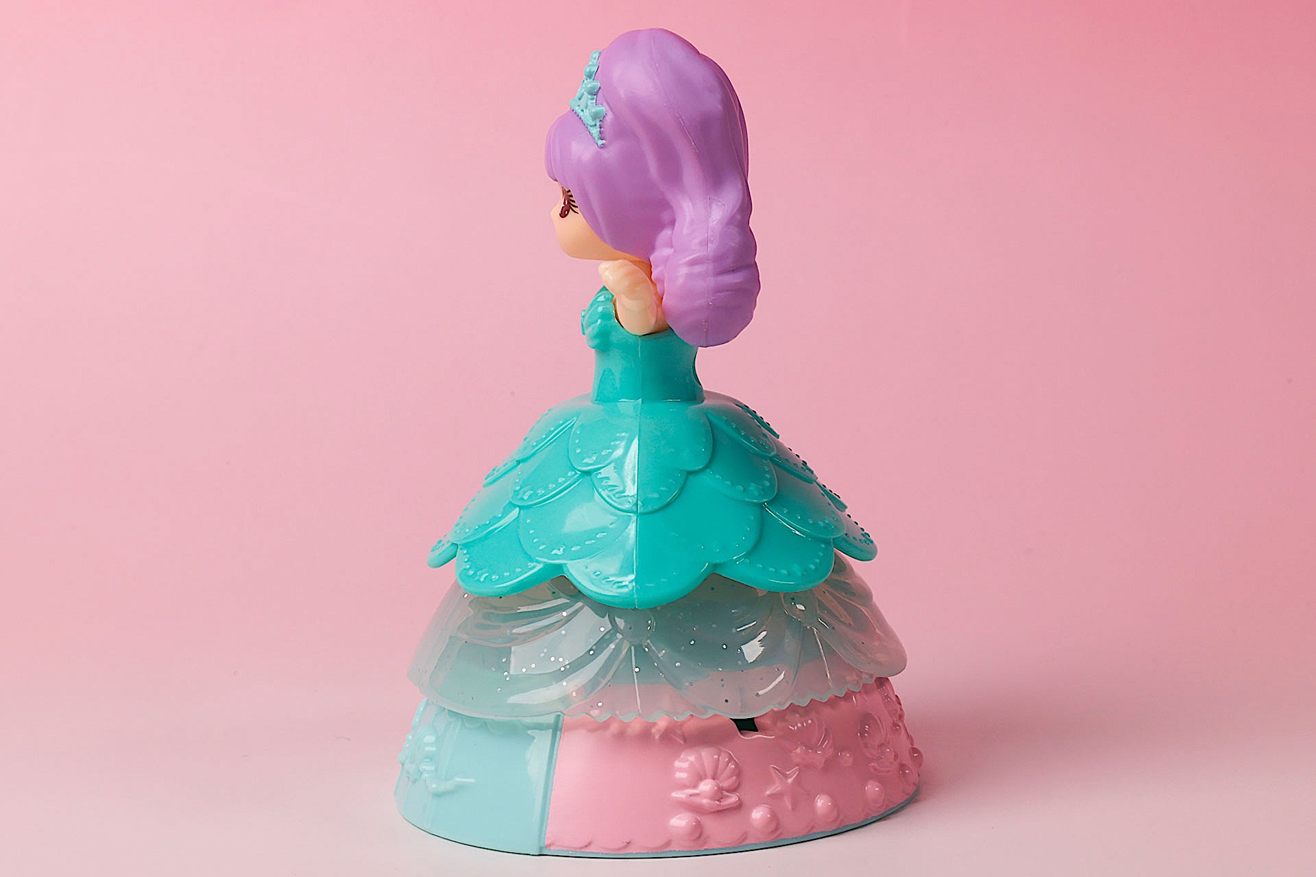 ドレスパーツをすべて付けた状態だと安定して立たせておくことができる